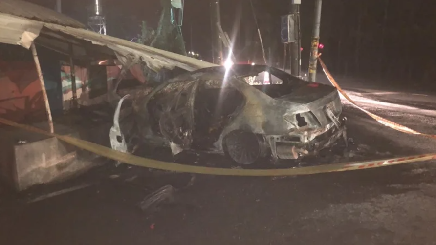 屏東縣高樹鄉24日晚間發生火燒車事故，造成2死1傷。（翻攝畫面）