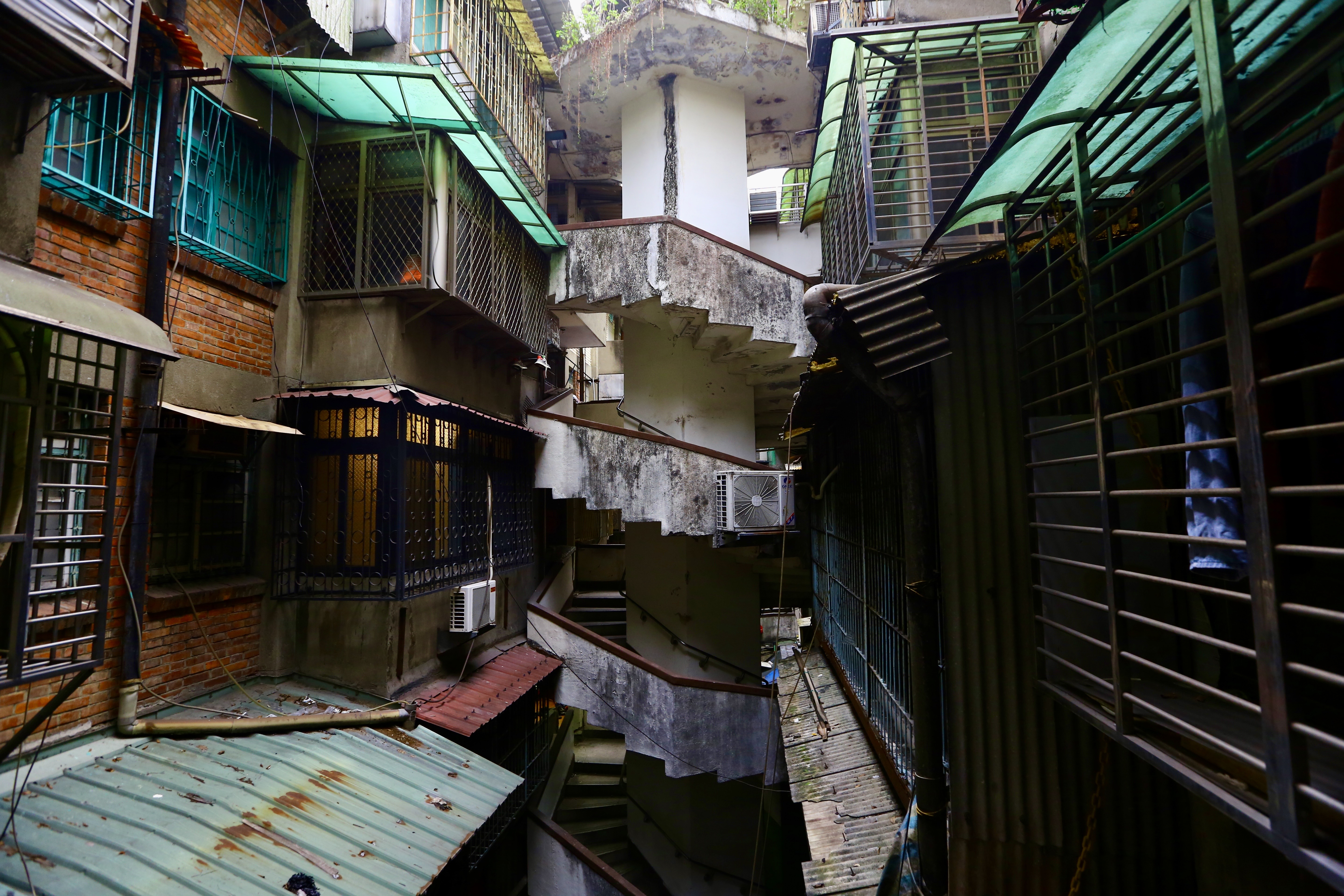 北市南機場整宅在403強震後受損，一度被列為紅單危樓，經技師補強後轉為黃單。