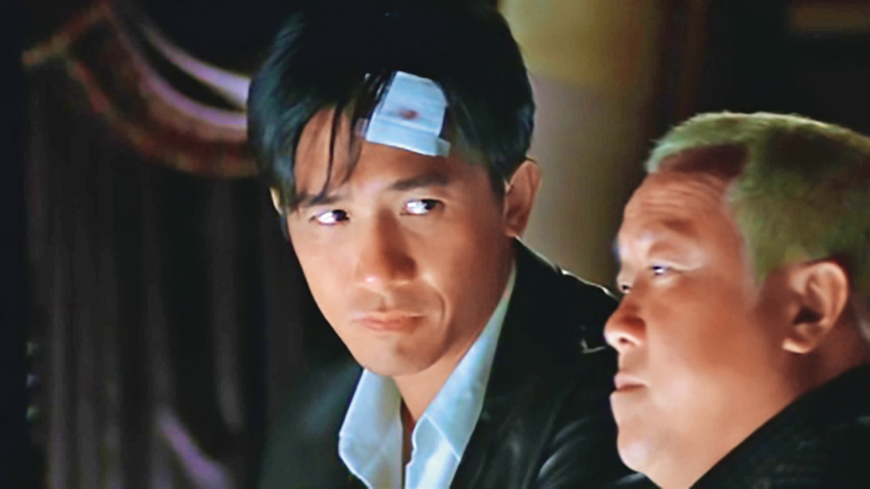 警方找來從事警職的許金德兒時玩伴混入集團臥底，猶如電影《無間道》中梁朝偉（左）飾演的角色。（翻攝無間道劇照）