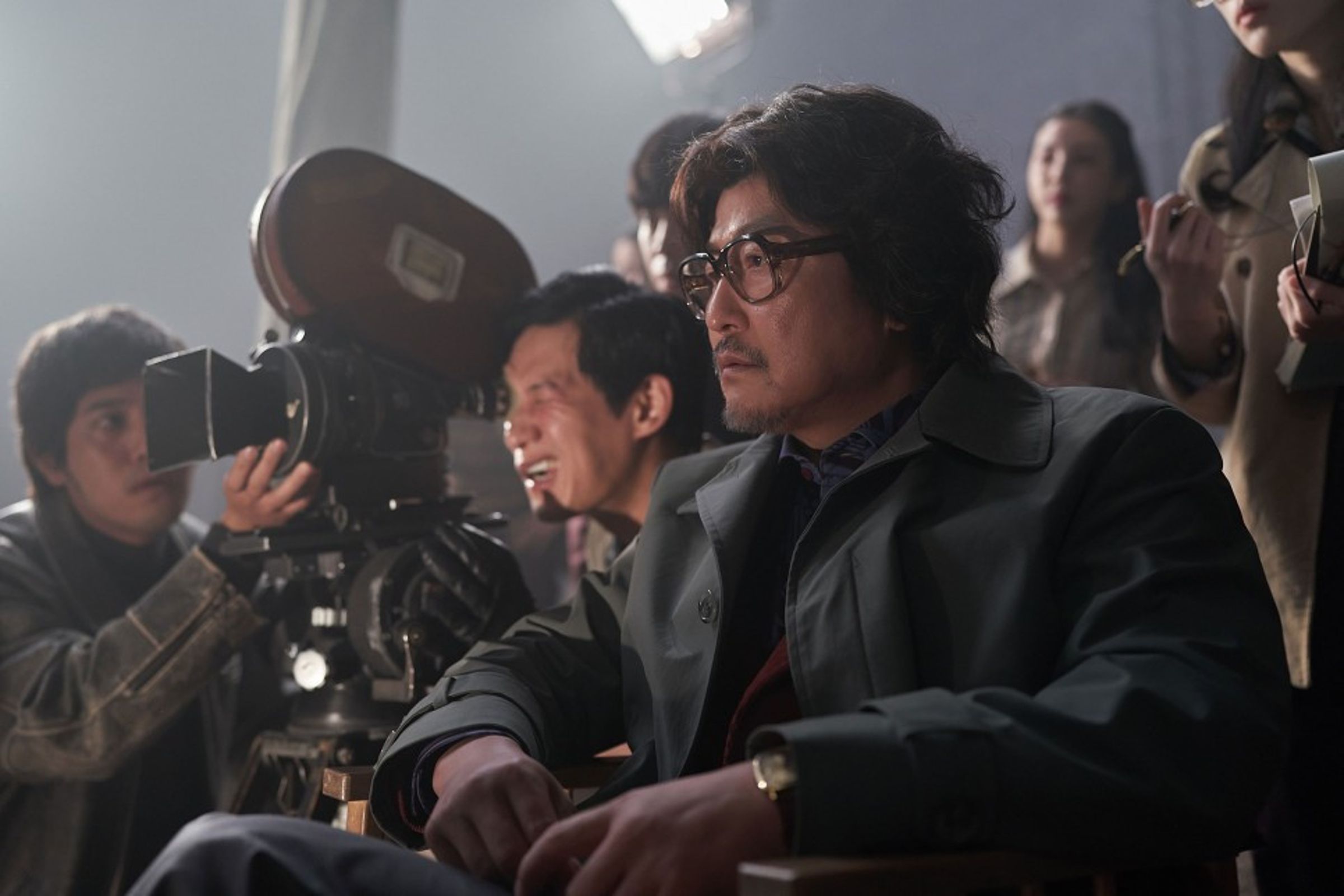 宋康昊（右）曾演出申延植擔任腳本的電影《誆世巨作：蜘蛛窩新宇宙》，詮釋一名電影導演角色。（車庫娛樂提供）