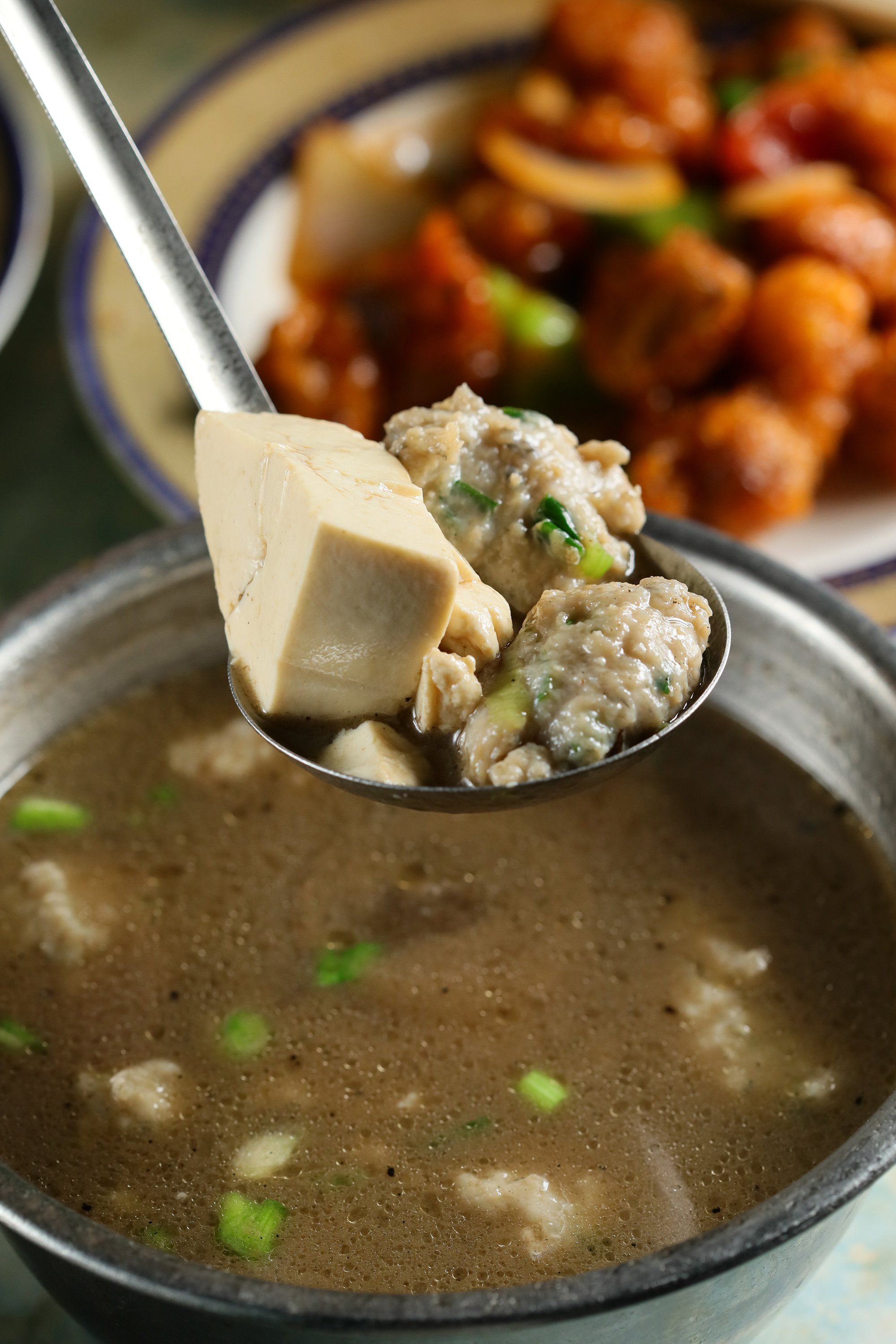 「豆腐煮魚」吃得到包進蔬菜的軟嫩魚滑與板豆腐，是本地上班族喜愛的菜色之一。（港幣55元／份）