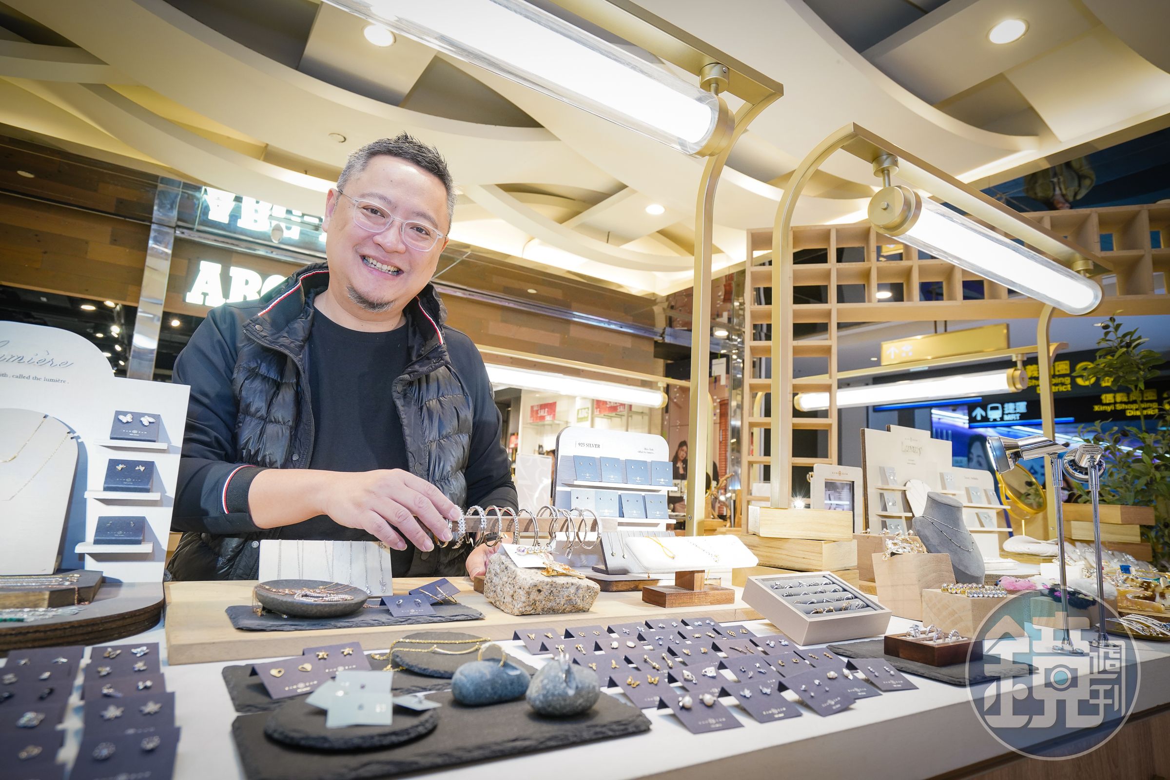 楊智淵回憶,2019年冉冉在微風松高開店第一個月,單價390~1000元左右韓系飾品飾就創下300萬元業績紀錄。