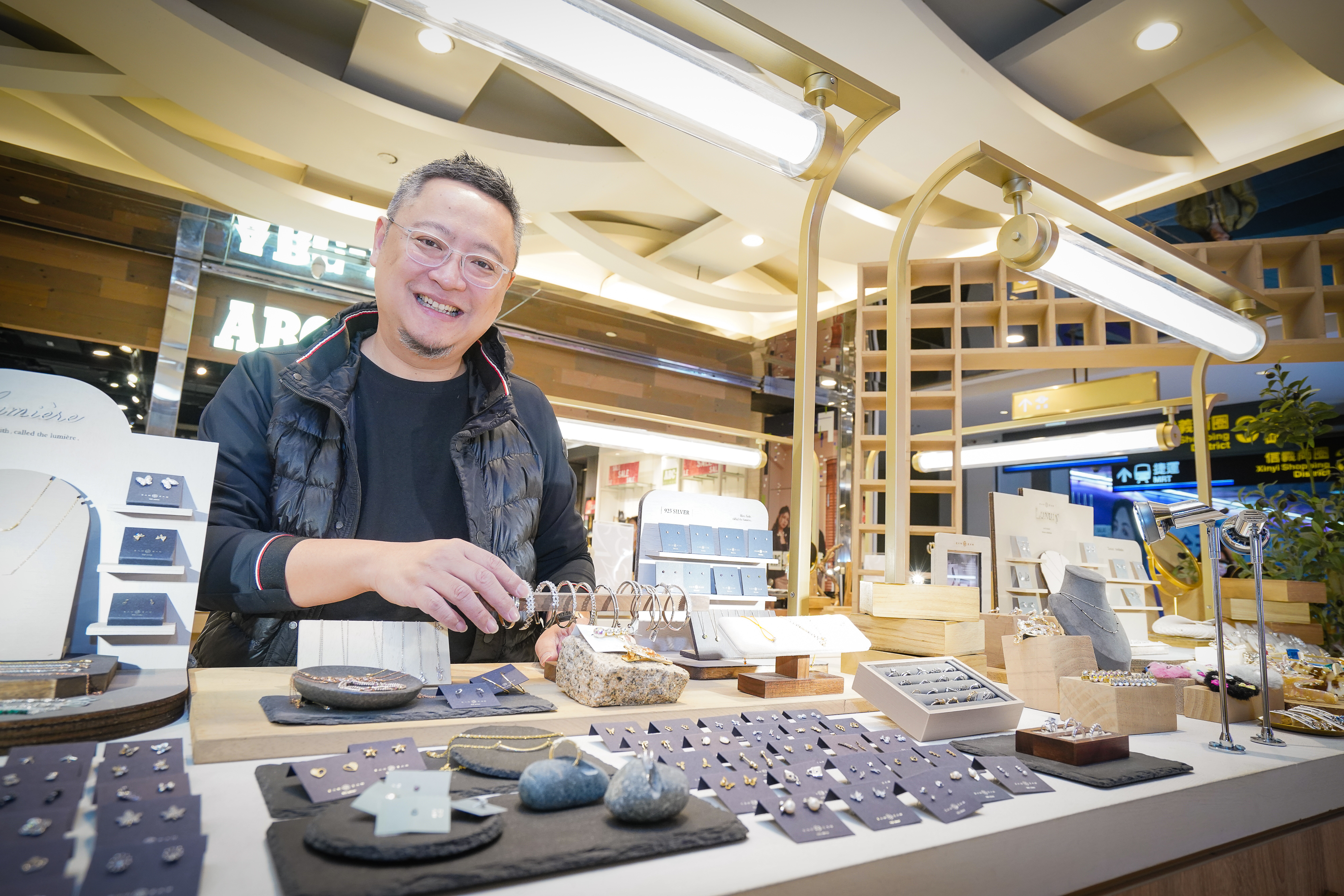 楊智淵回憶,2019年冉冉在微風松高開店第一個月,單價390~1000元左右韓系飾品飾就創下300萬元業績紀錄。