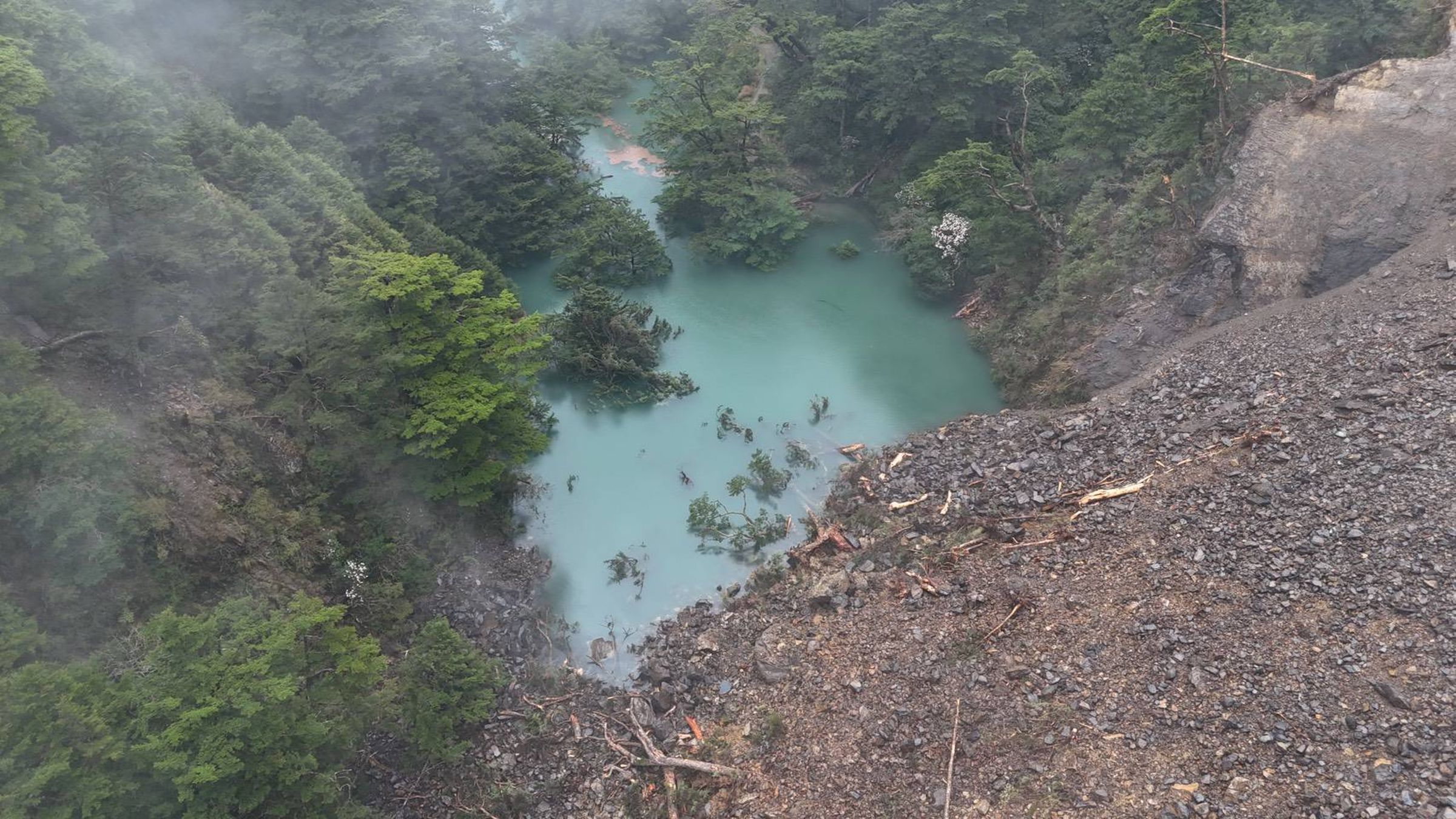 受清明連假豪雨影響,南投仁愛鄉合歡溪步道發生邊坡崩塌,上游形成新生堰塞湖。(林保署台中分署已提供)