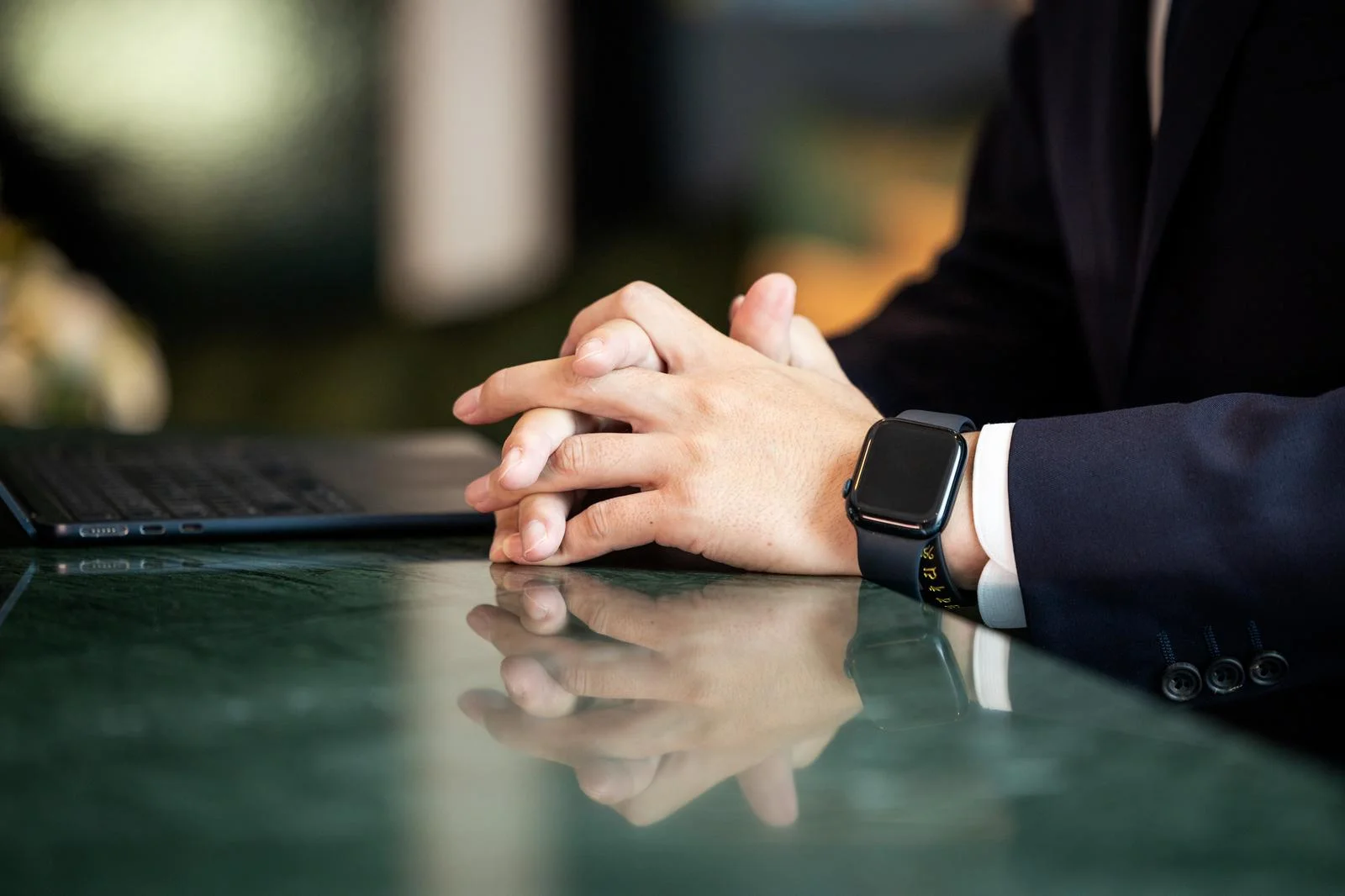 日公務員上班沉迷看A片！1年半狂看93小時慘遭停職。（示意圖；pakutaso）