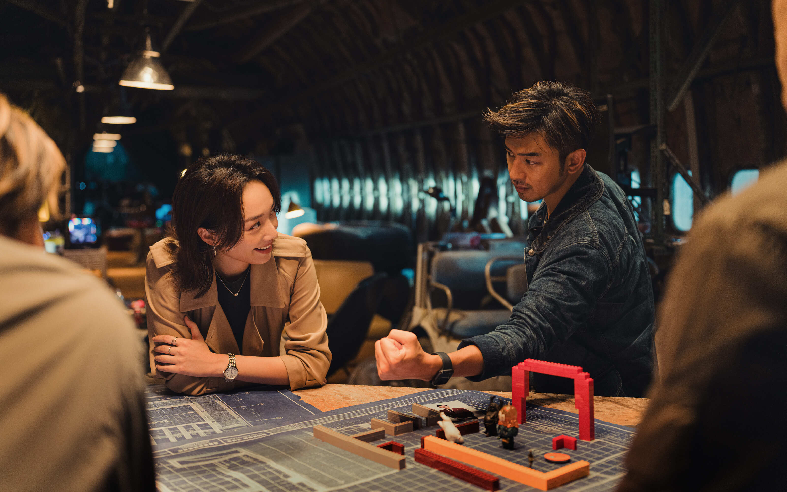 陳柏霖（右）和蔡思韵（左）在片中祕密基地討論。（甲上提供）