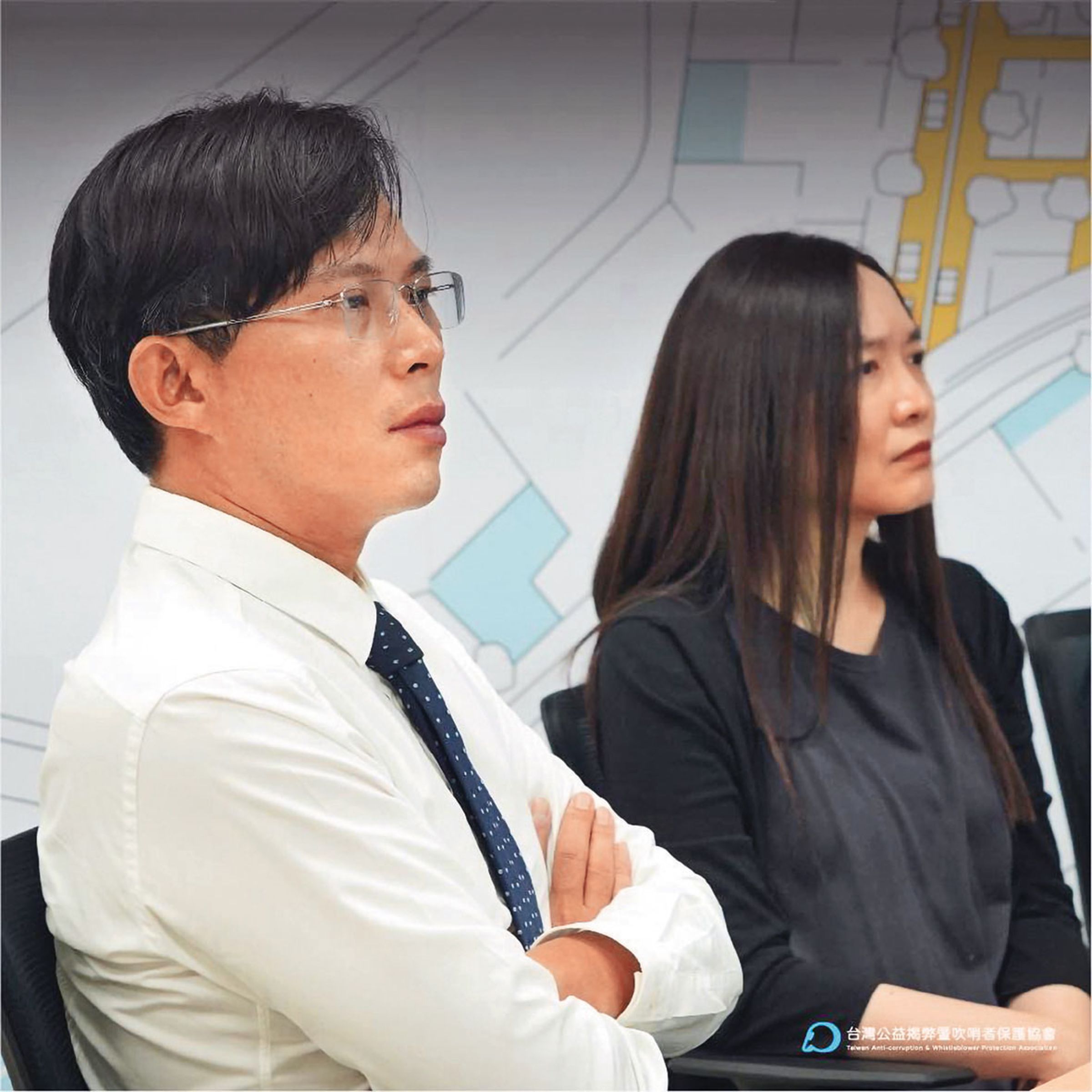 凱思國際帳房李光昕(右)是張晉源女密友,與黃國昌(左)也有好交情,出境至今逾月,行蹤成謎。(翻攝台灣公益揭弊暨吹哨者保護協會臉書)
