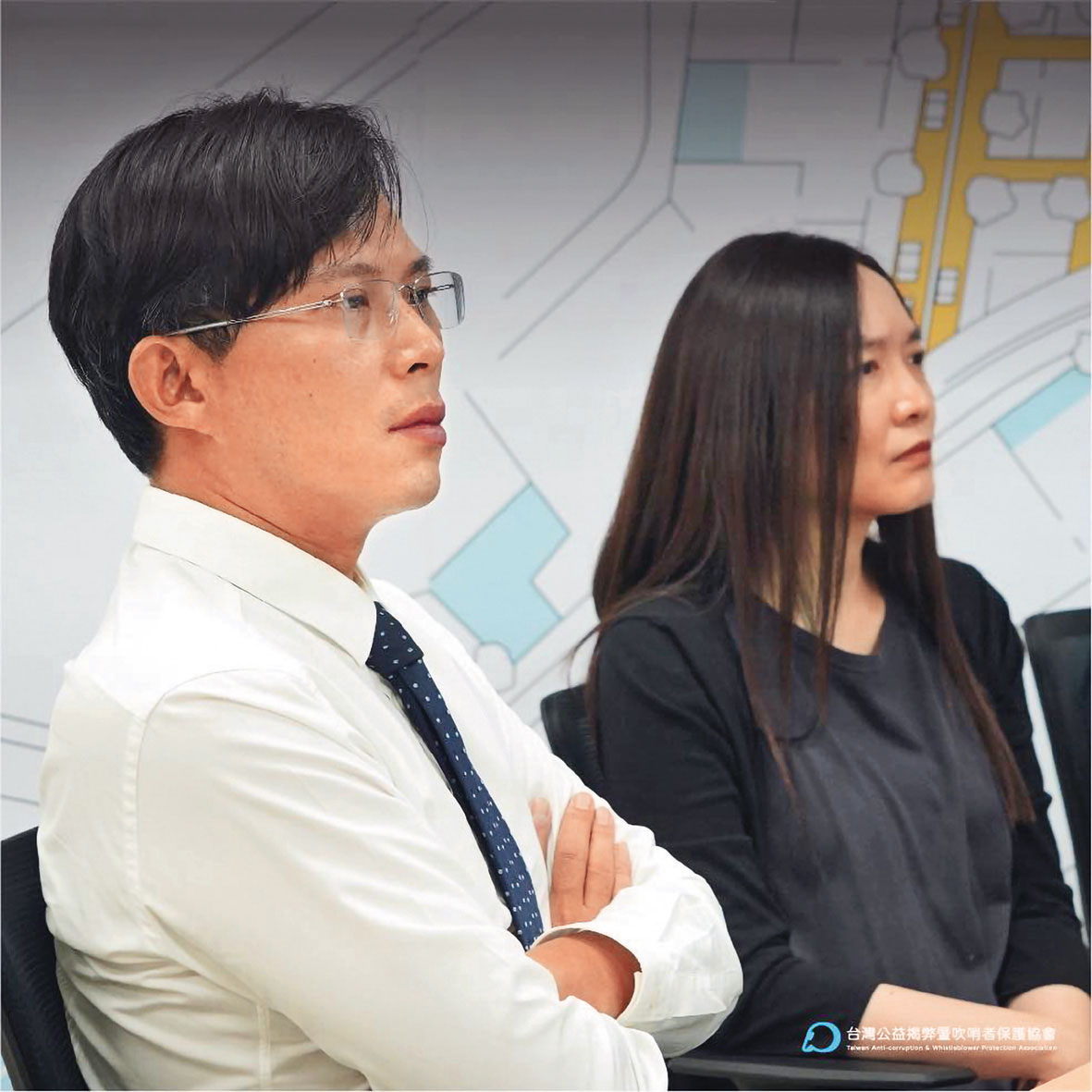 凱思國際帳房李光昕（右）是張晉源女密友，與黃國昌（左）也有好交情，出境至今逾月，行蹤成謎。（翻攝台灣公益揭弊暨吹哨者保護協會臉書）