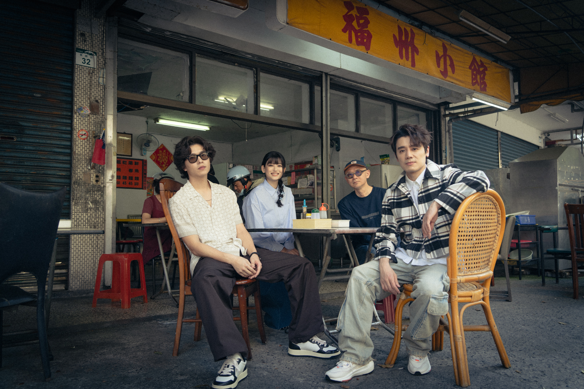 王碩瀚、虹茜、邱志宇重回左營果貿社區拍攝地，回憶當時的拍攝過程。（海鵬提供）