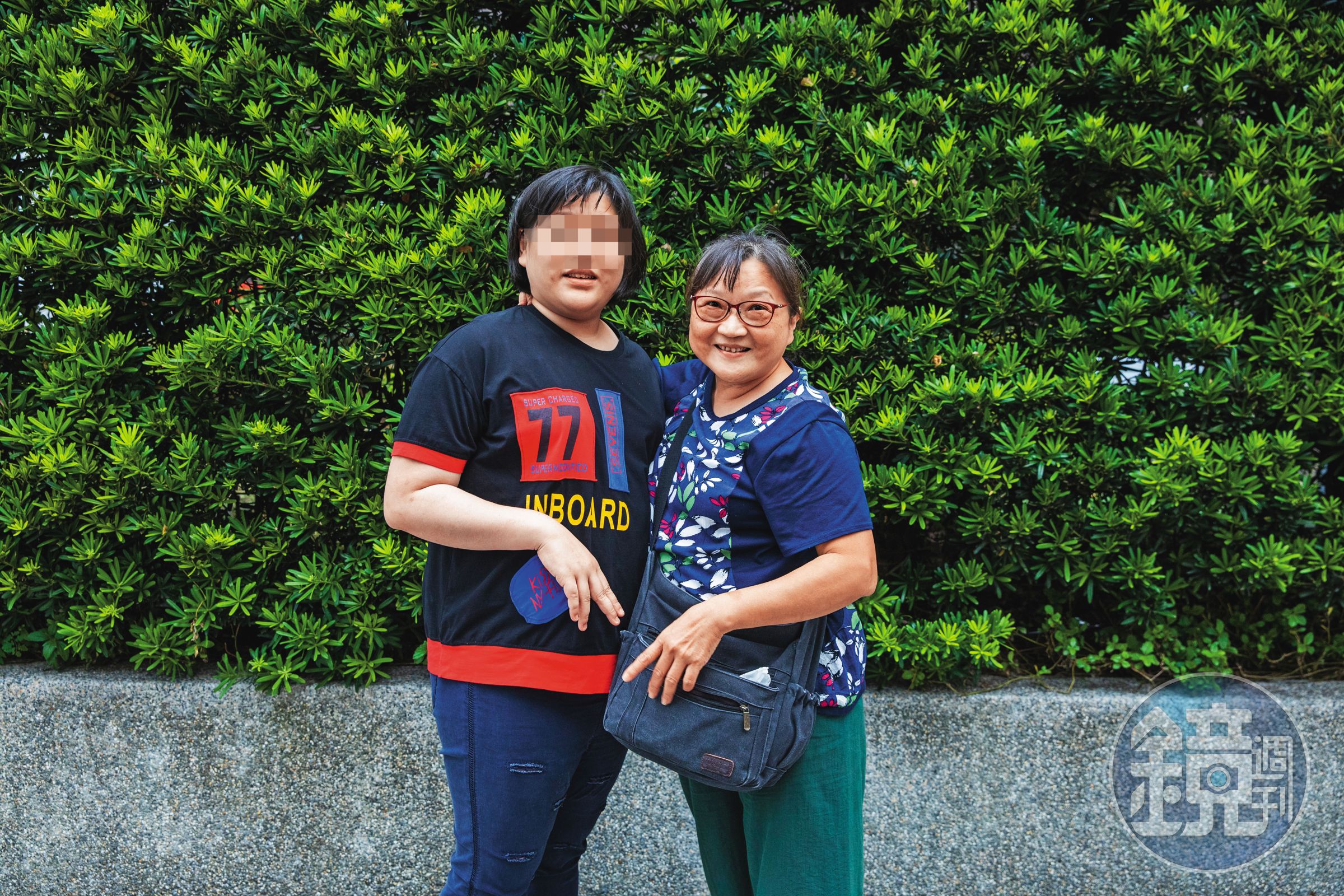 小羽媽與小羽是剛搬進社區的新居民。