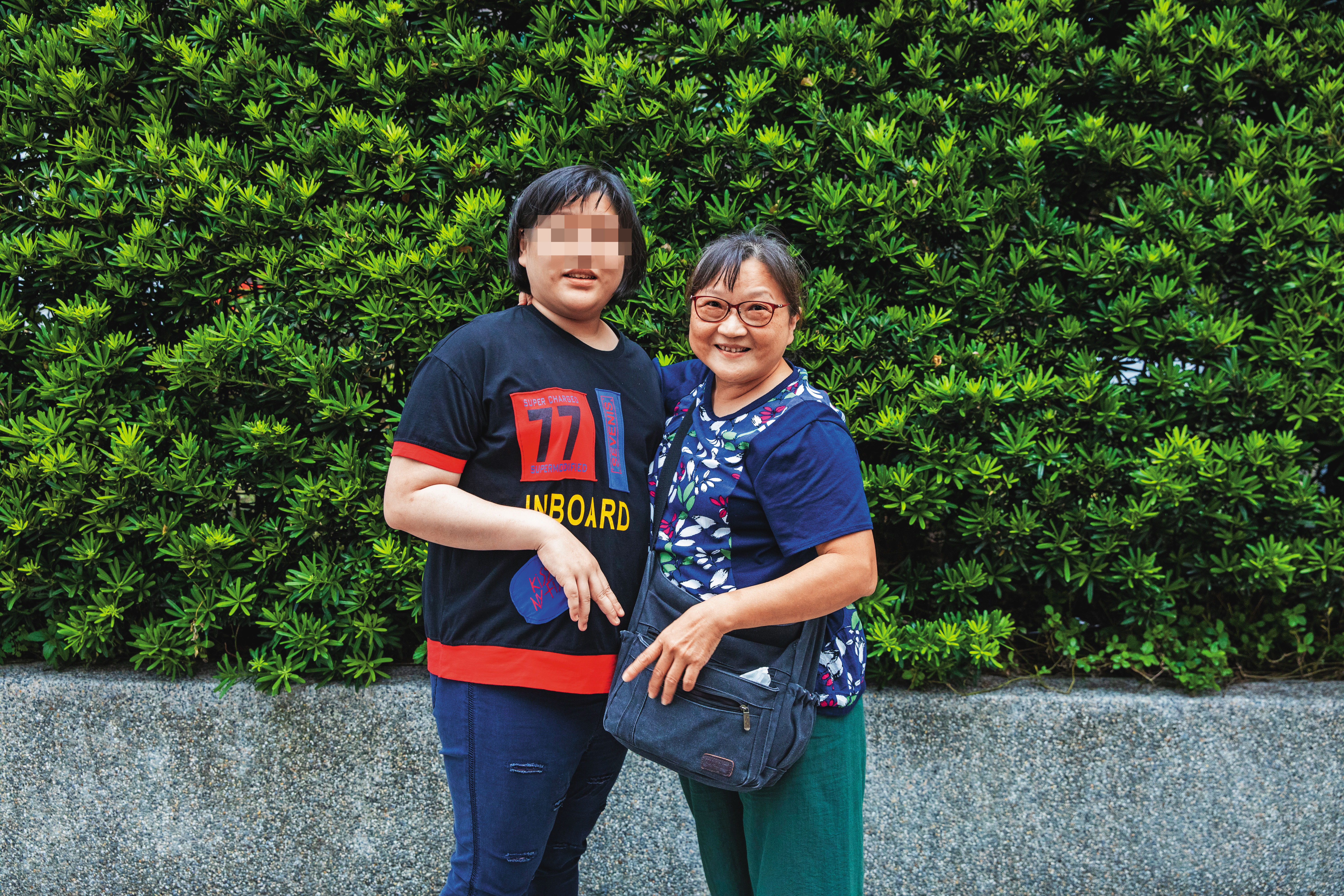 小羽媽與小羽是剛搬進社區的新居民。
