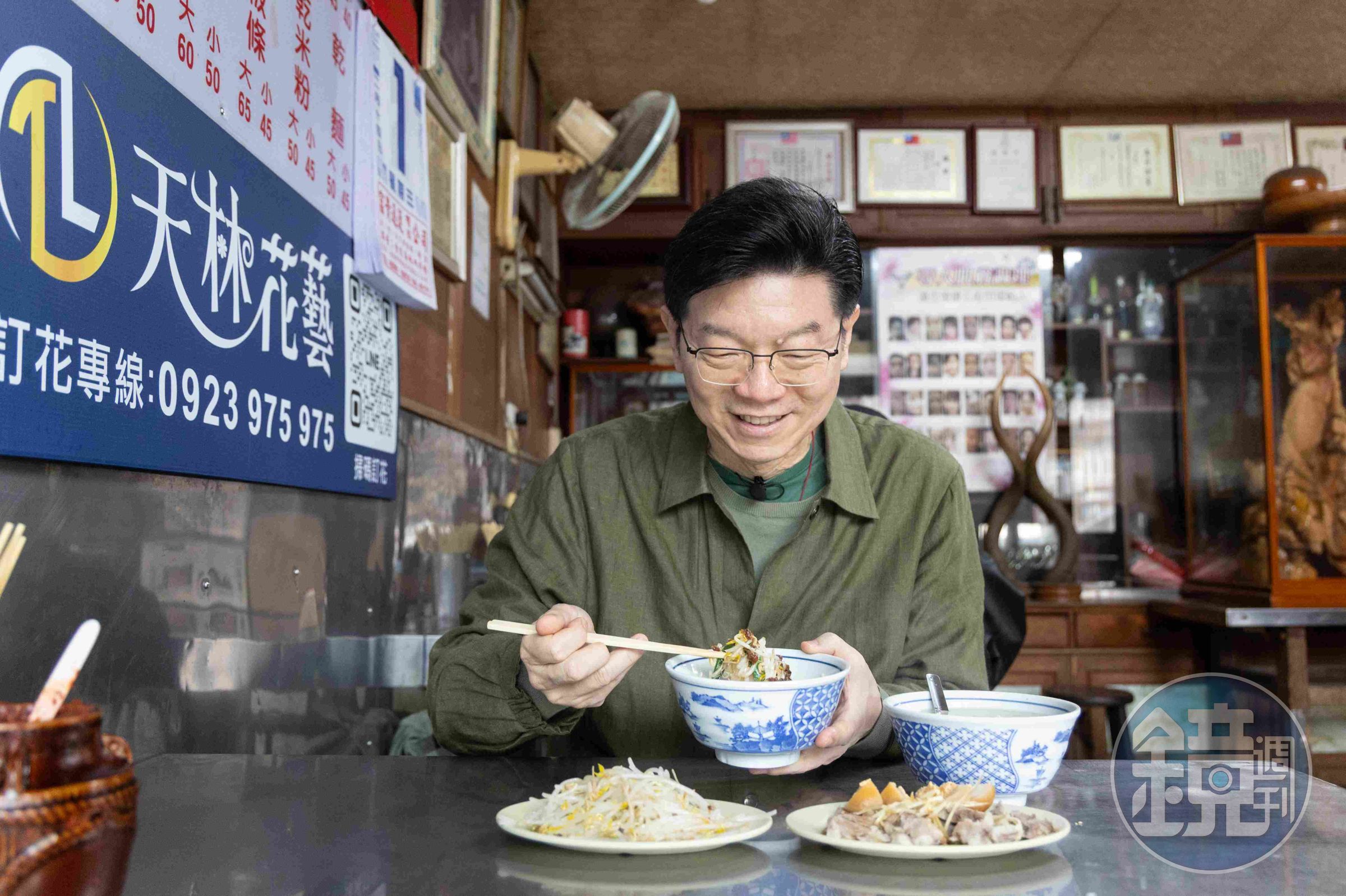裴社長撈粄條時驚喜地發現,粄條是厚的不是薄的。