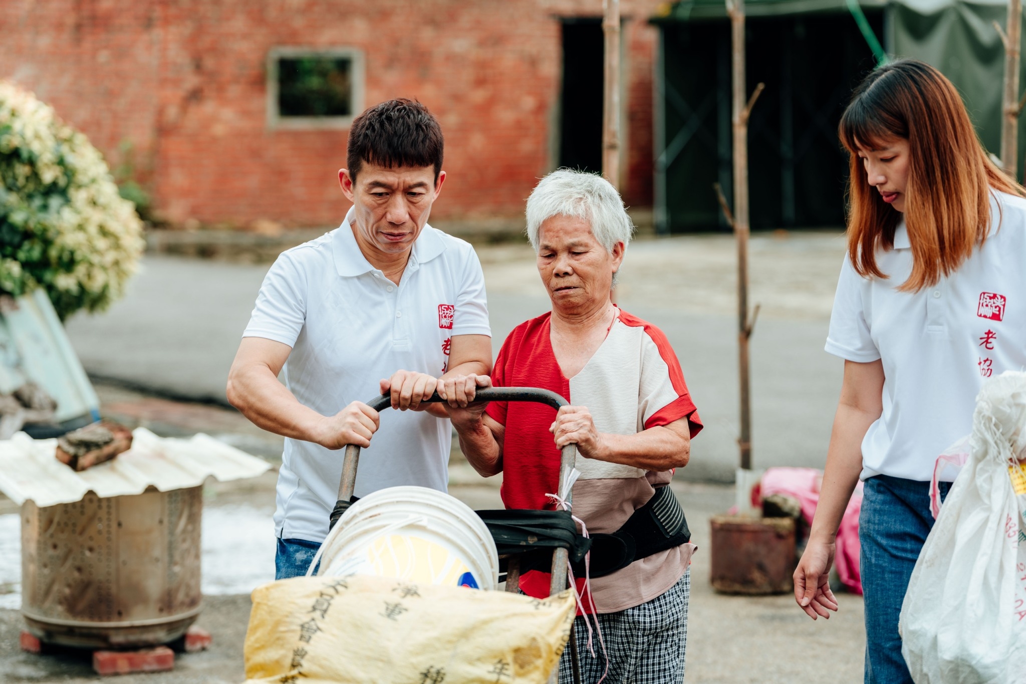 郭子乾送物資給長者同時探視環境。（中華民國老人福利關懷協會）