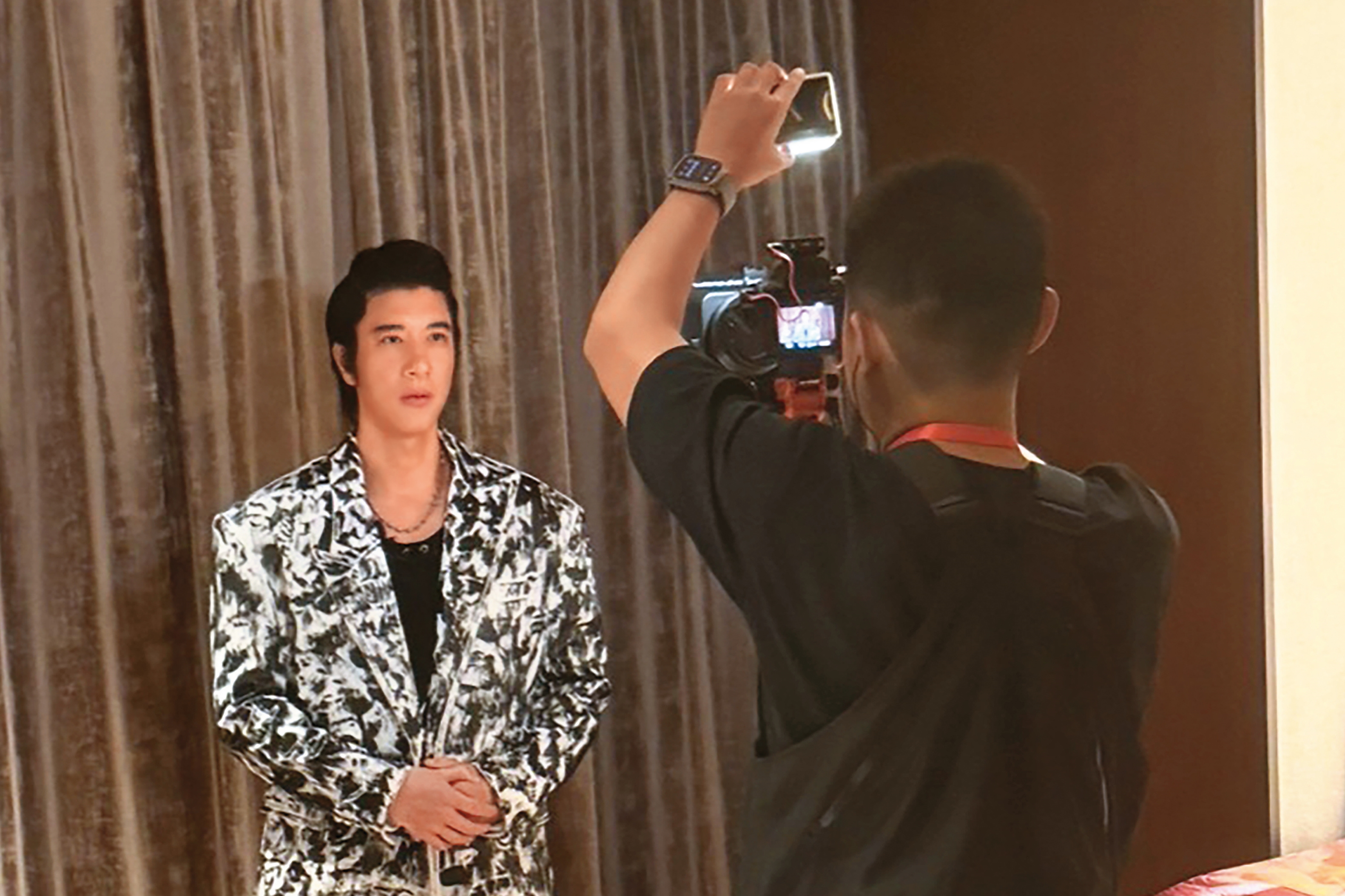 王力宏近期為了籌備新專輯及演唱會定裝拍照，忙得不可開交。（讀者提供）