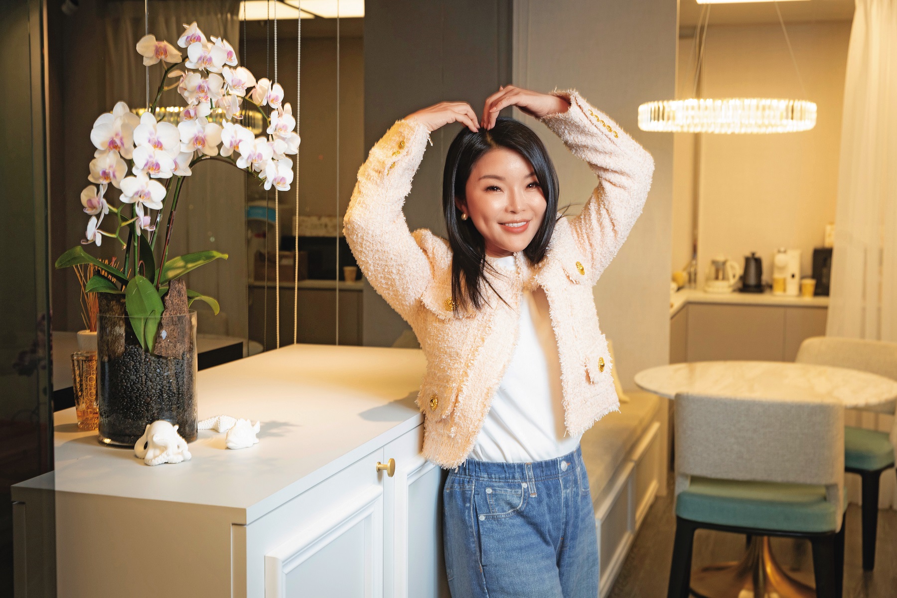 現任立委張嘉郡溫柔可愛、充滿粉紅泡泡的愛心手勢，如同她對雲林鄉親的守護，柔韌女力中還充滿了信任、安全感，以行動力架起新舊間的橋梁，帶動雲林建設起飛。（攝影組）