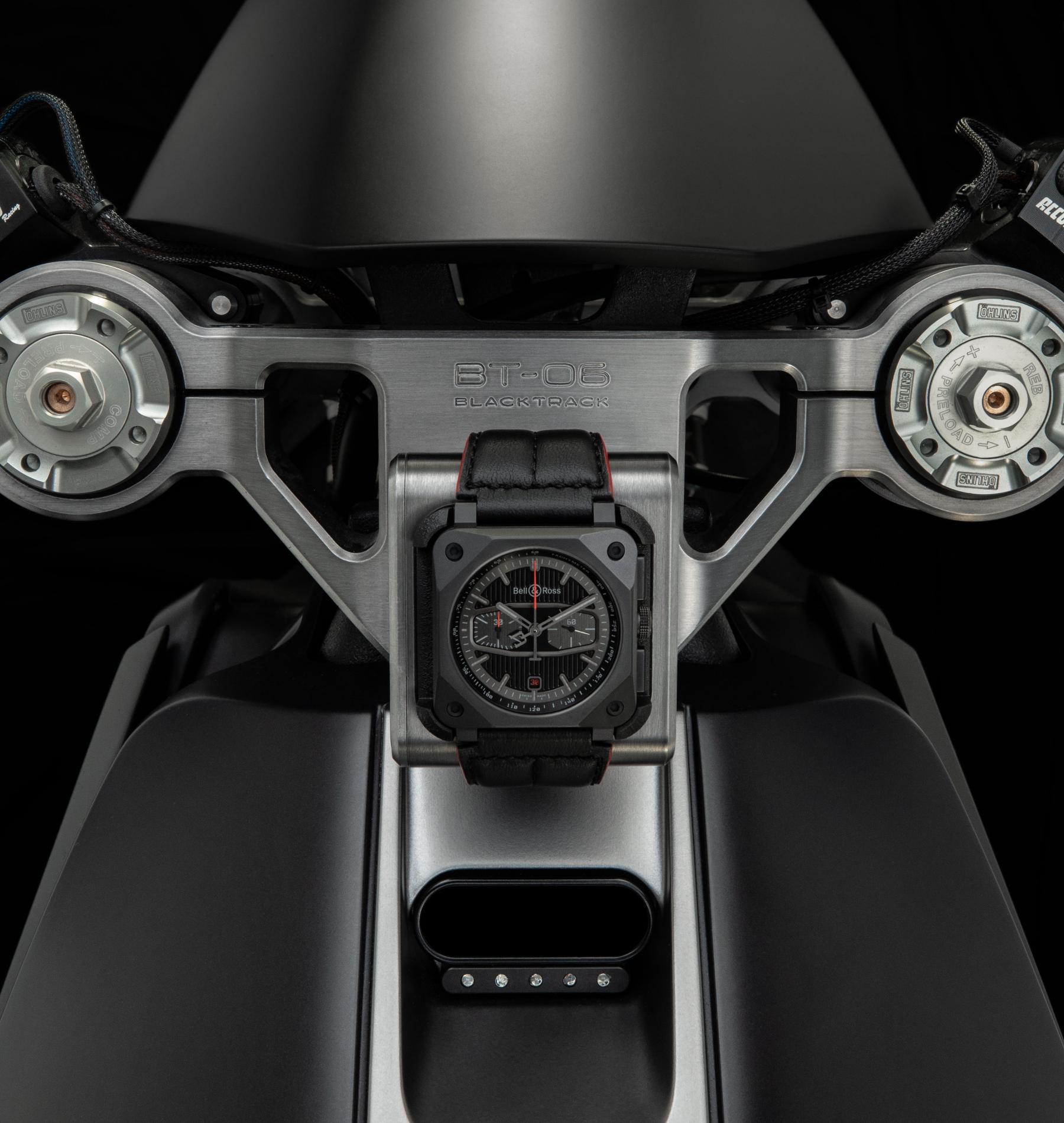 Blacktrack BT-06摩托車的車身概念,被融入BR 03-94 Blacktrack的錶款設計之中。