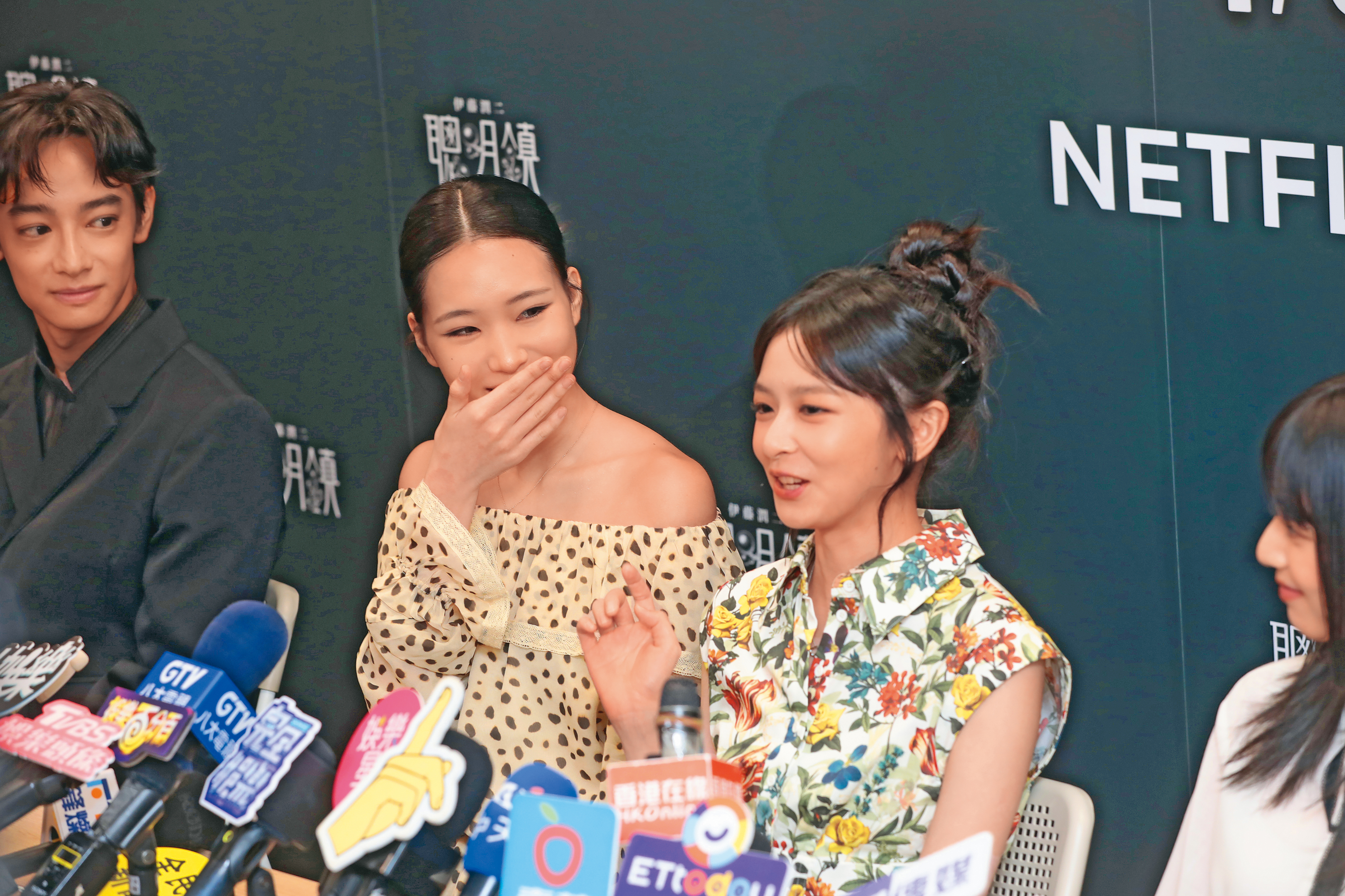 《聰明鎮》是小S女兒許曦文（左）的處女作，她飾演陳姸霏（右）的同學，也是蛞蝓少女。（《鏡報》提供）