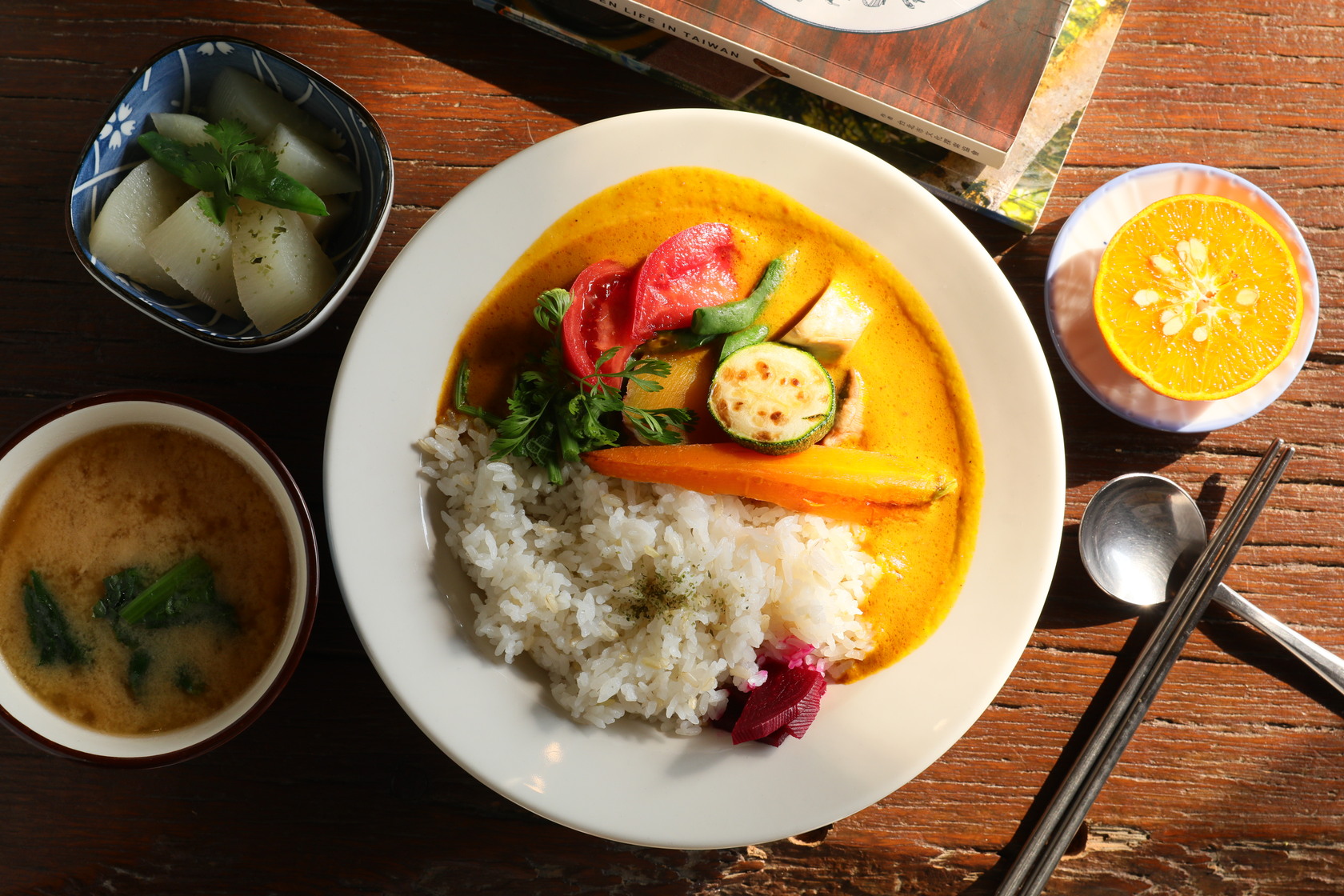 一簞食的「南洋蔬菜咖哩」運用小農友善農法栽種的季節時蔬製成咖哩醬，吃當季也能很夠味。（300元／份）