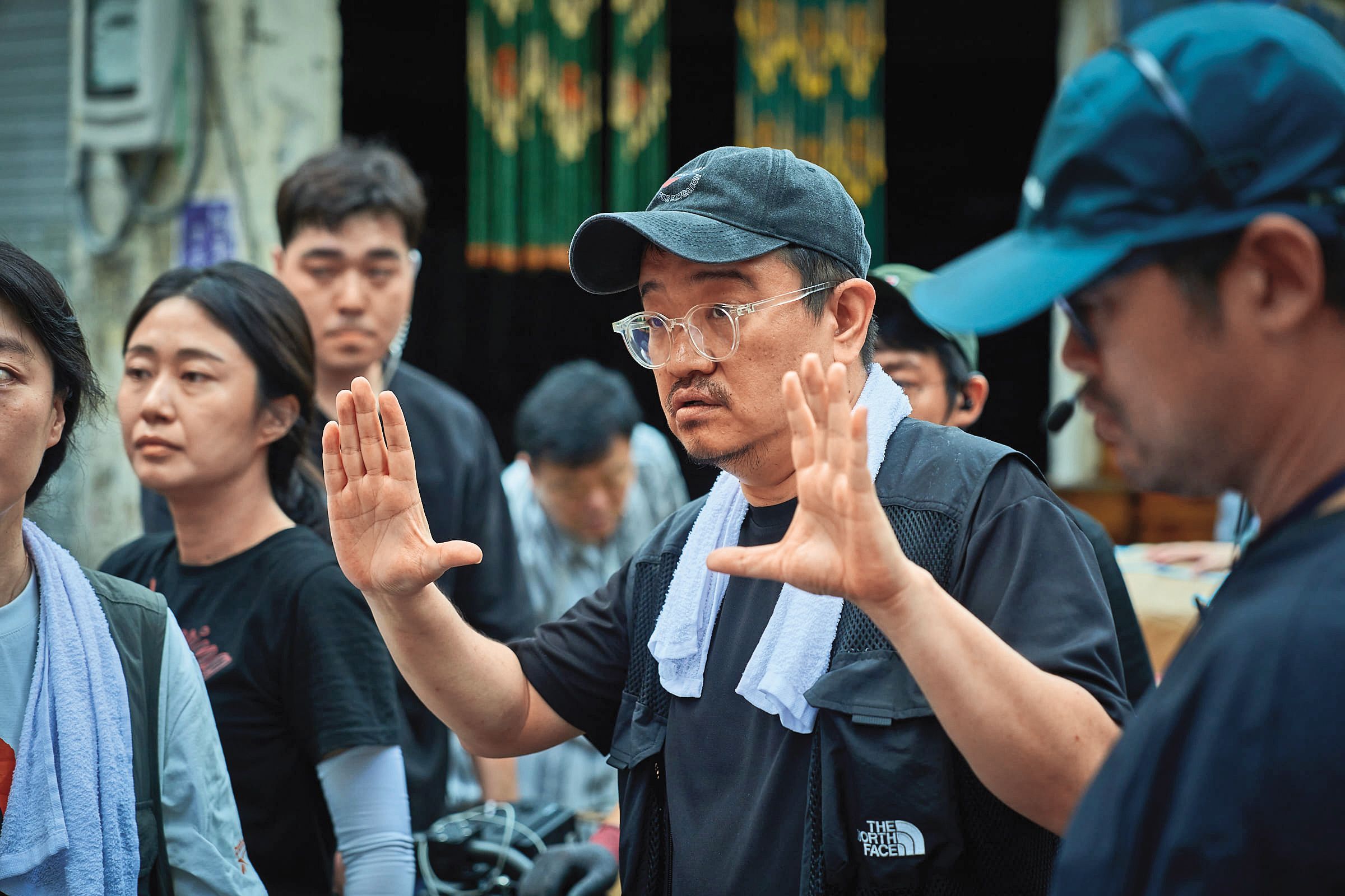 延尚昊（右二）在經歷許多大規模串流作品製作後，以極低預算拍攝《醜得要命》。（壹壹喜喜提供）