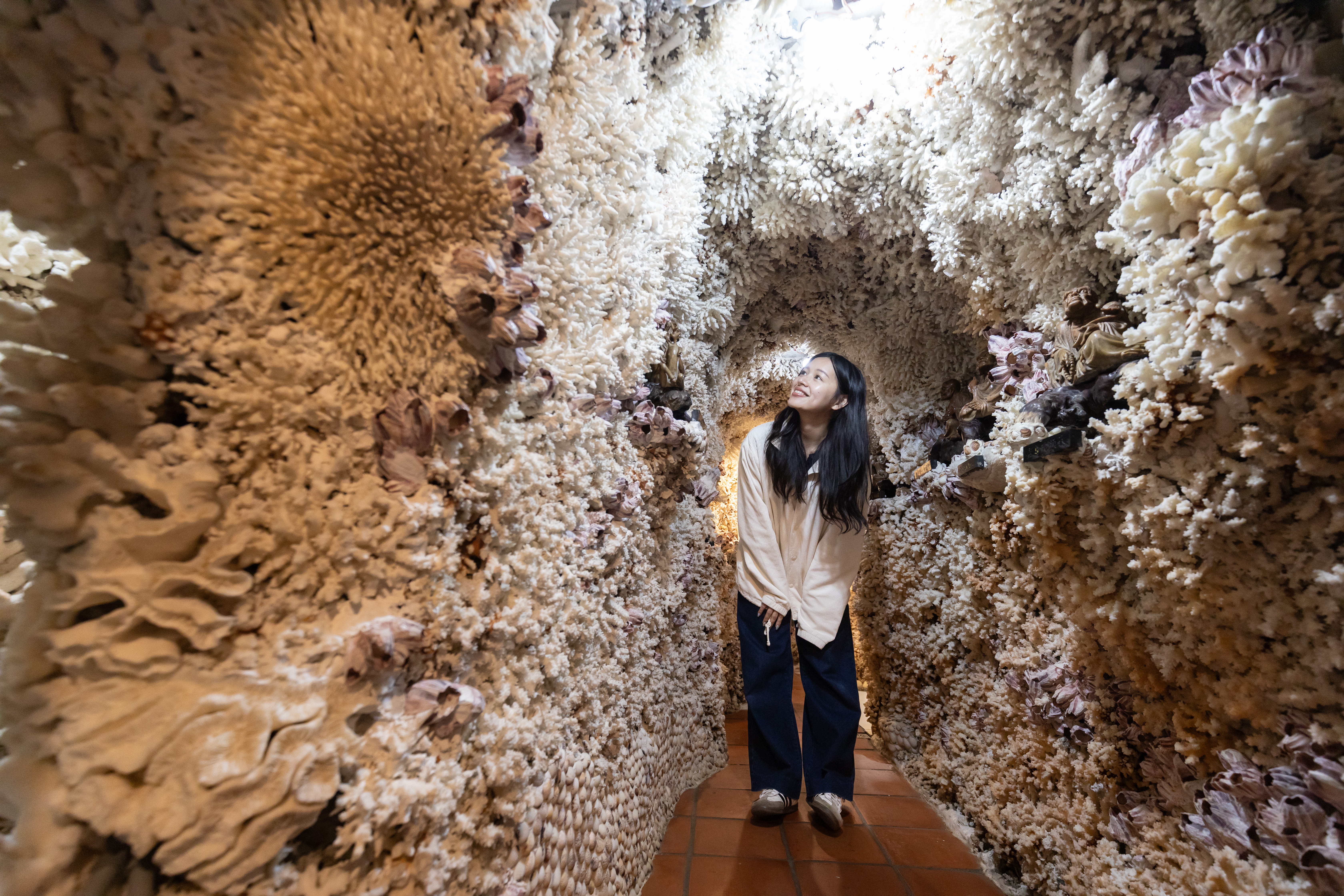 「富福頂山寺」以三芝貝殼廟廣為人知，藏有一座海底龍宮隧道。