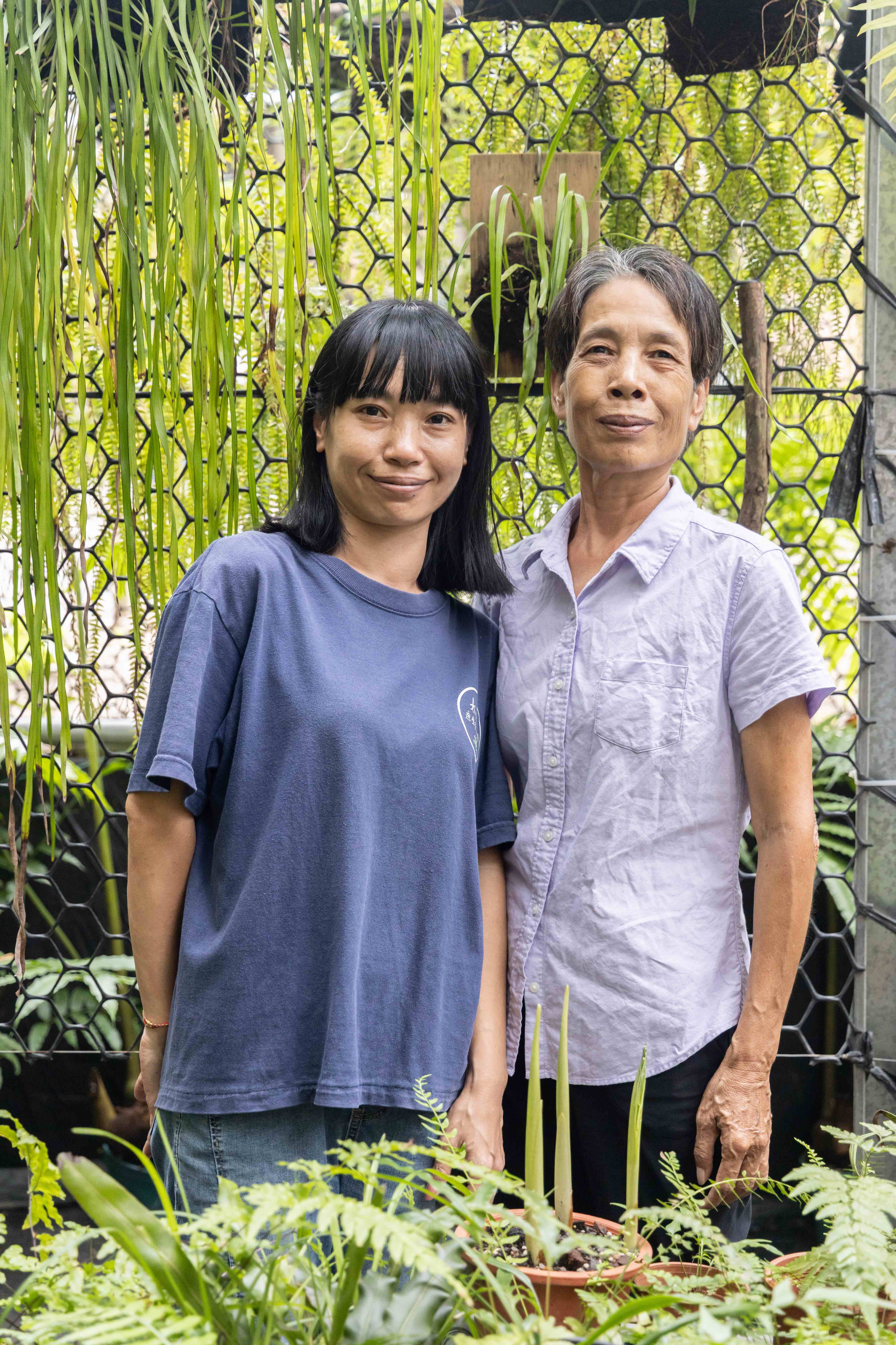 園主黃月葉（右）自幼在山林採集藥草被稱為「植物野人」，她與女兒洪瑛珠（左）共同照料植物園。