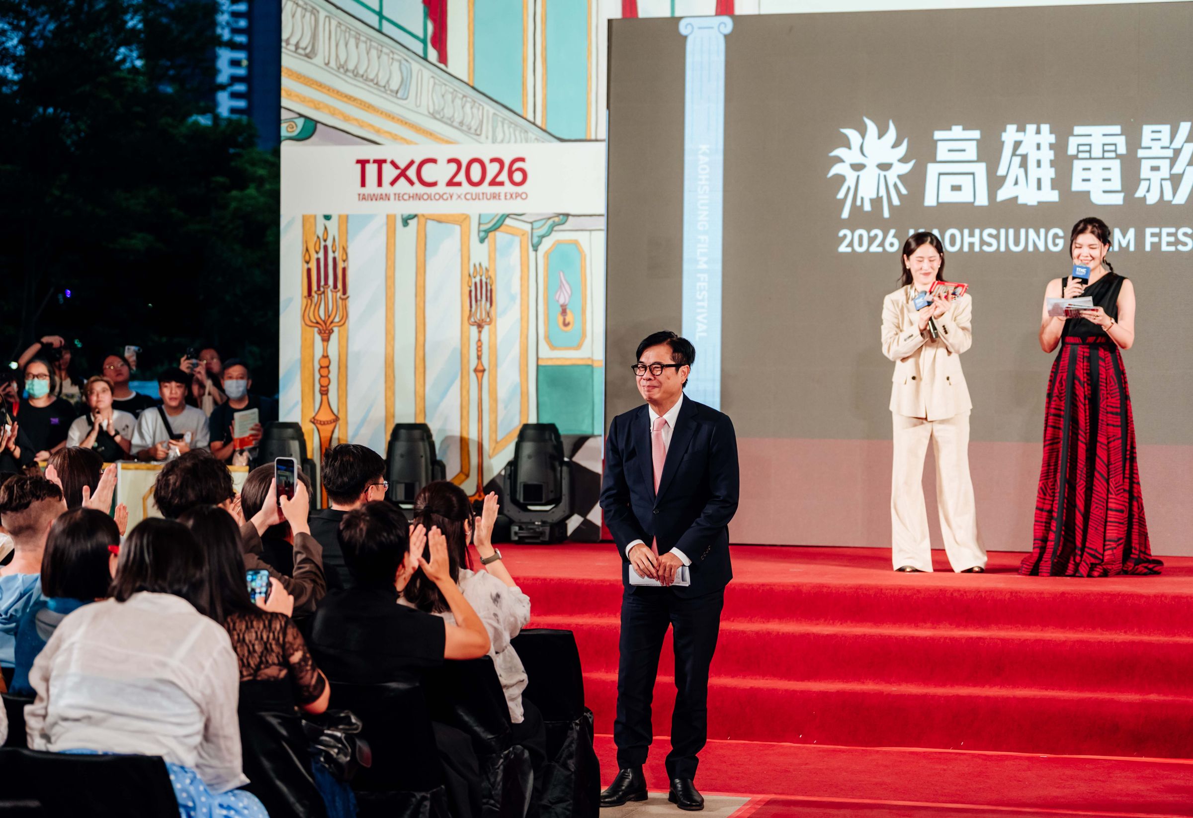 高雄市長陳其邁盛裝出席開幕典禮，致詞感謝國內外影人熱情參與，並宣示市府力挺多元影視發展決心。（高雄電影節提供）
