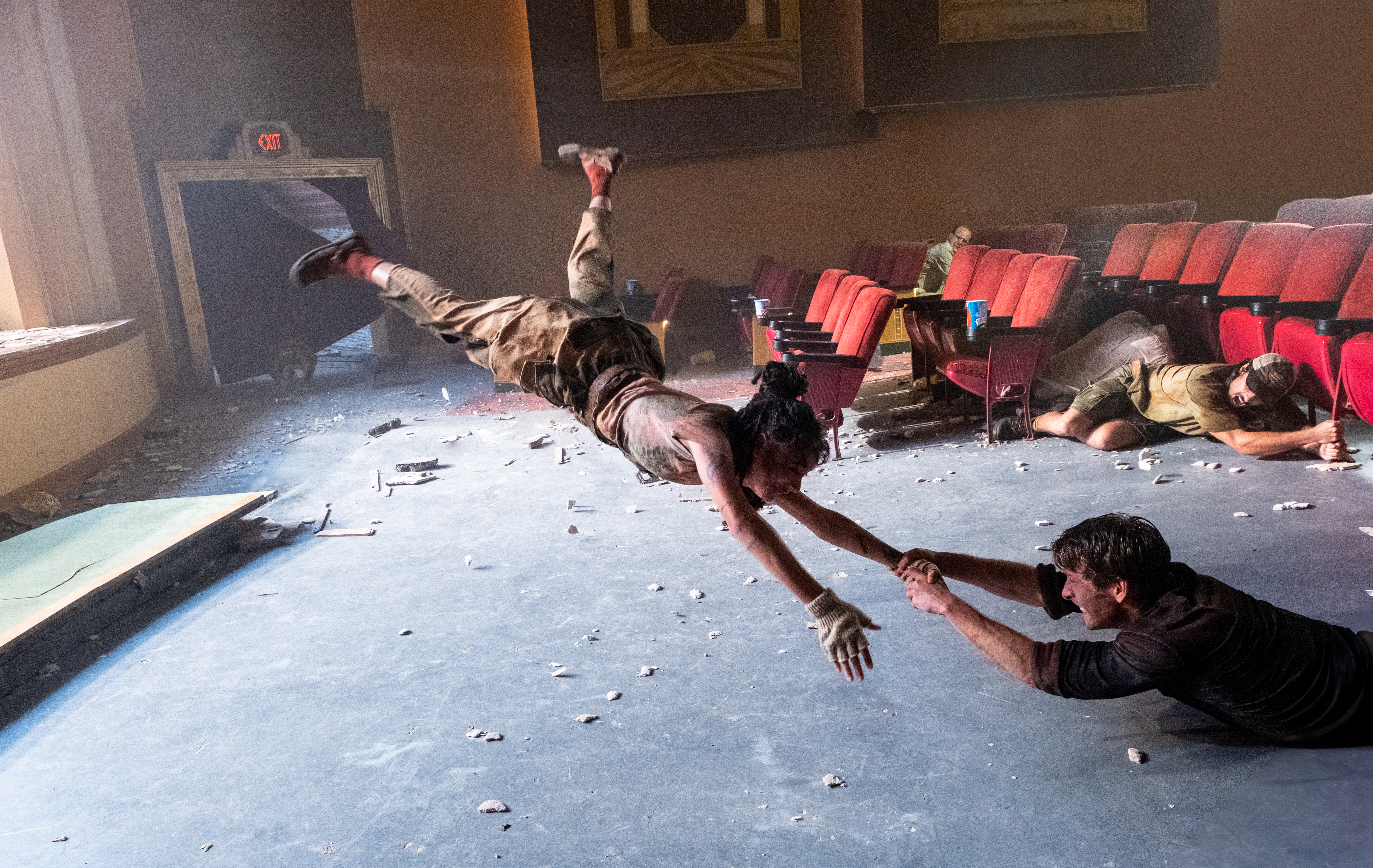 《龍捲風暴》的每場災難動作戲,讓格蘭鮑威爾(右)與莎夏蓮恩(左)累到不行。(華納兄弟提供)