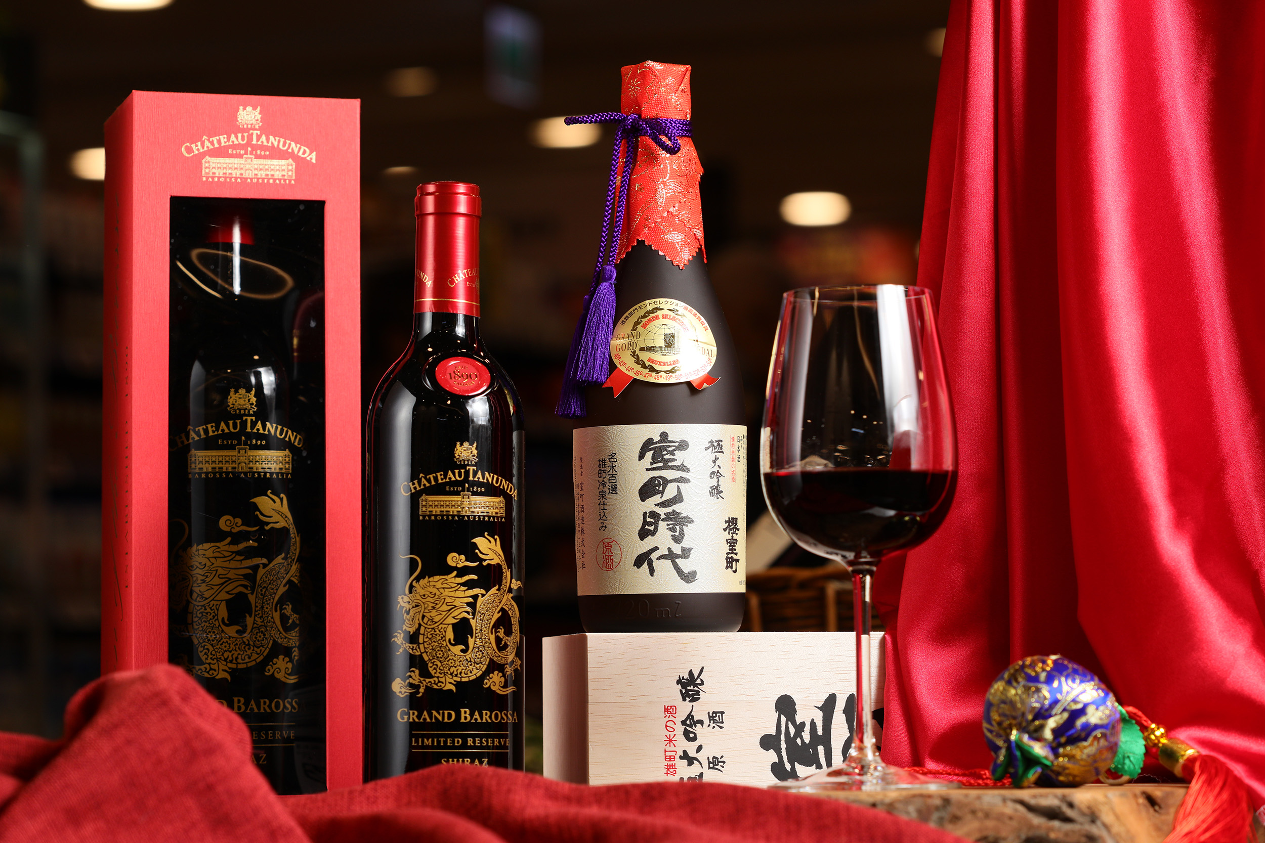 「澳洲Tanunda龍年紀念版紅酒」（左，680元／瓶）與「室町酒造極大吟醸」（右，1,999元／瓶）的包裝充滿新年喜氣。