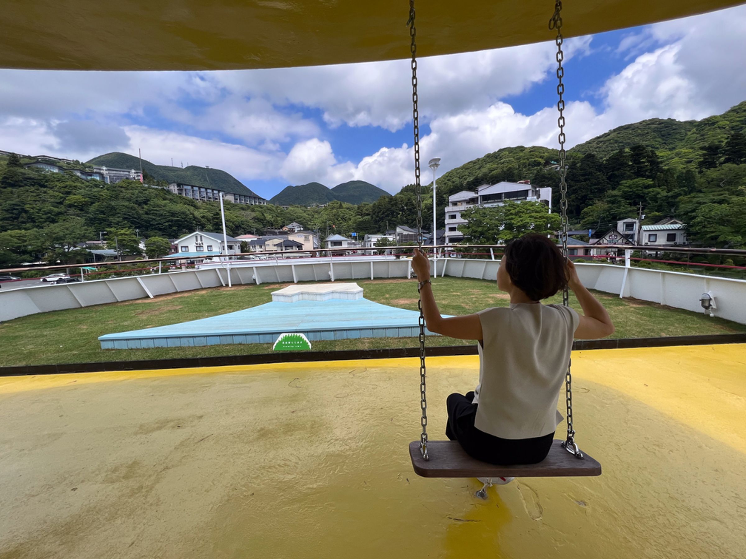 位在3樓的「KAZE DECK」可一邊盪鞦韆、一邊欣賞風景。（富士急行提供）