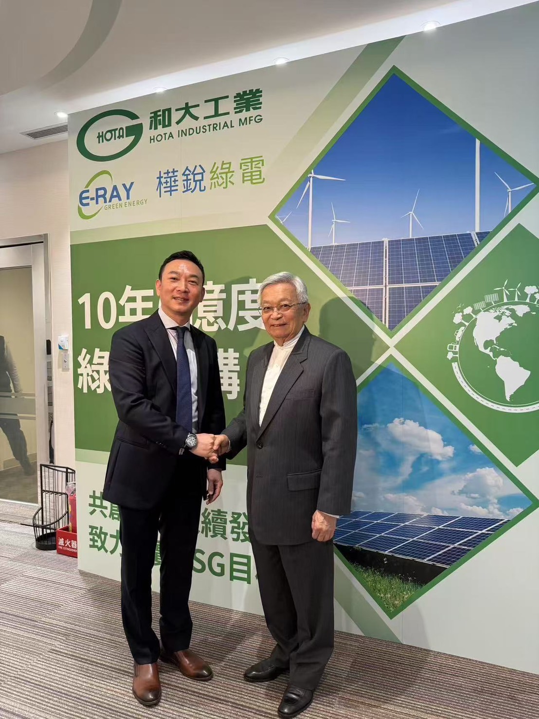 樺銳綠電執行董事王曉舫（左）、和大工業沈國榮董事長（右）。（樺銳綠電提供）