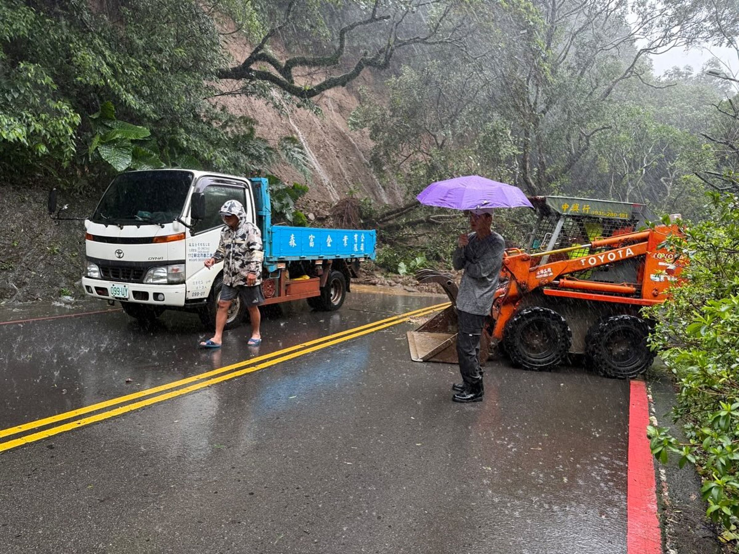 陽明山菁山路因連日大雨導致邊坡土石滑落、泥流淹沒路面,新工處獲報後派員搶修。(翻攝自陳重文Threads)