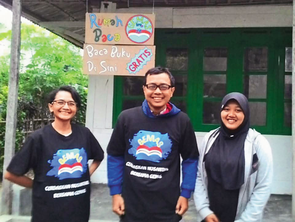 Erin（左）回印尼後，將自家客廳開放成鄉村圖書館，供居民借閱。（Erin提供）