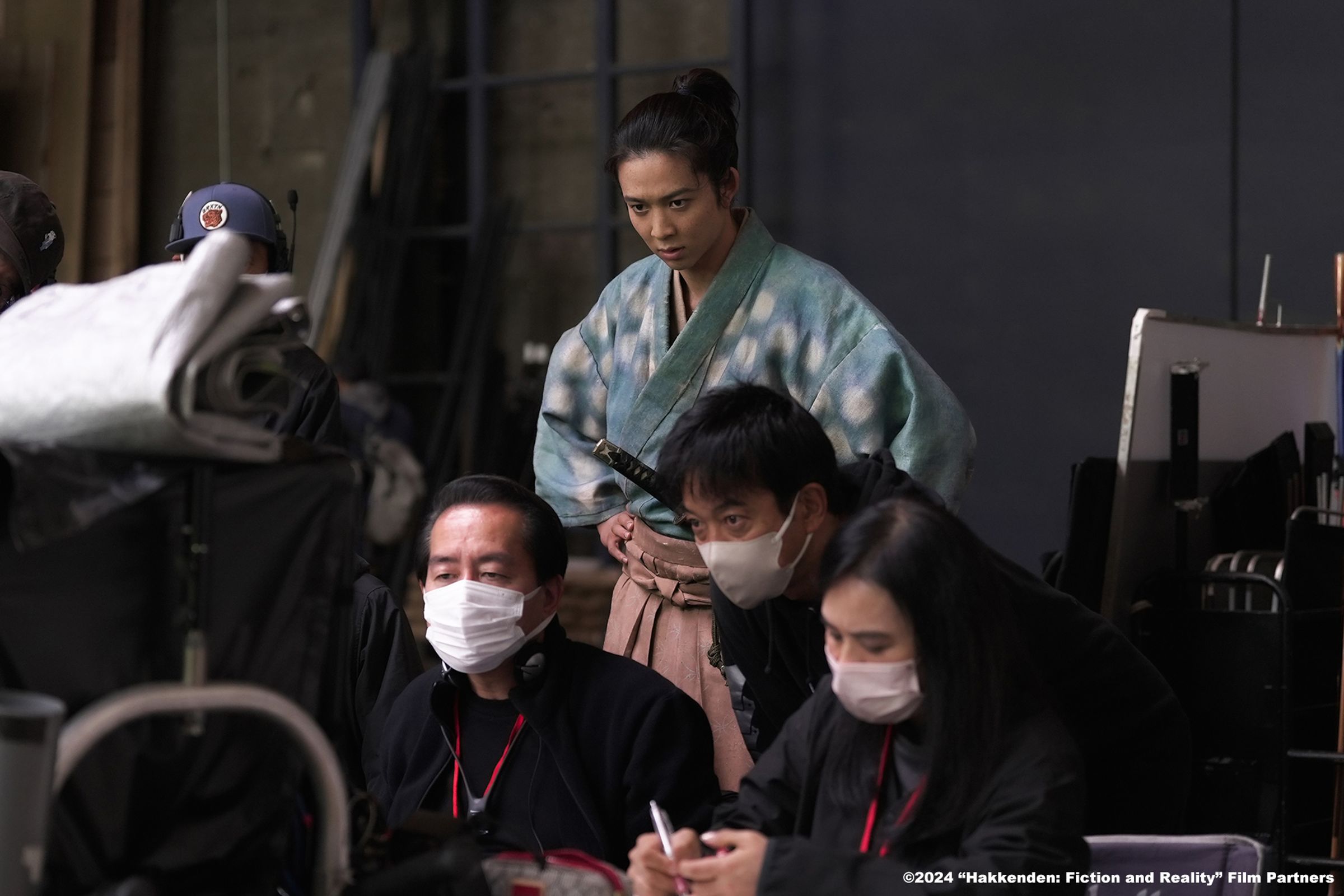 曾利文彥（前排左）新作《八犬傳》運用擅長的視覺特效打造精采場面，後為飾演武士的鈴木仁。（原創娛樂提供）