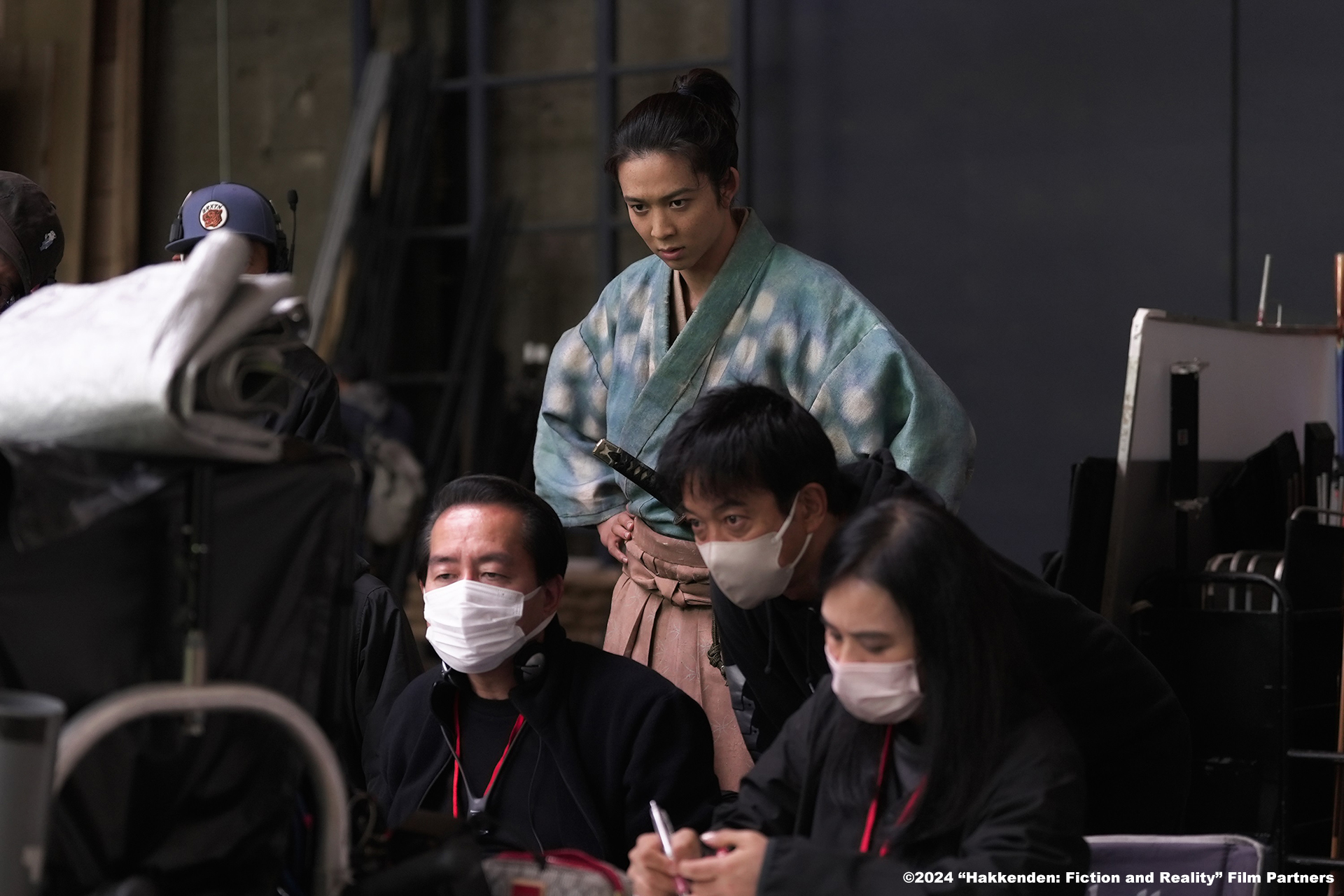 曾利文彥（前排左）新作《八犬傳》運用擅長的視覺特效打造精采場面，後為飾演武士的鈴木仁。（原創娛樂提供）