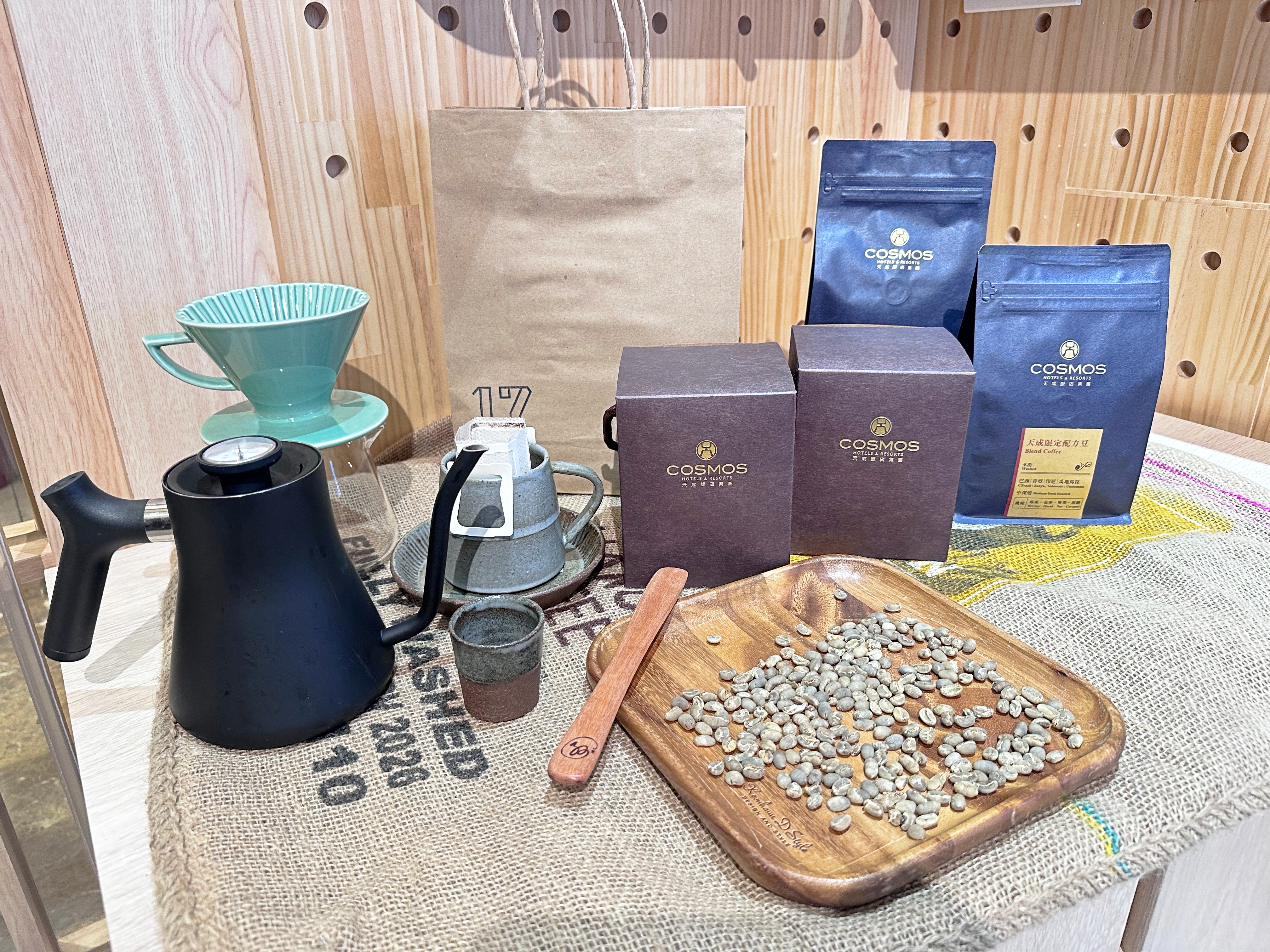 店內主打星級飯店自家烘焙咖啡，提供美式、拿鐵與各式風味的義式咖啡。