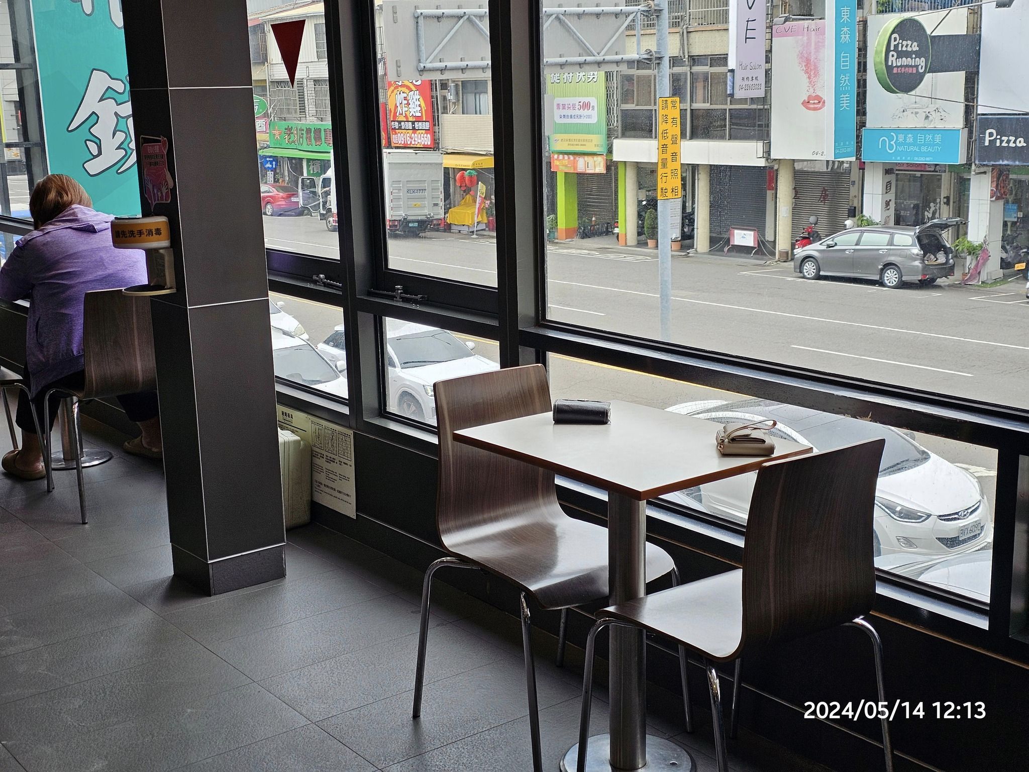 有網友在臉書社團po文，指自己看到2名年輕女生到麥當勞點餐前，竟直接拿皮夾來占位子。（翻攝自爆廢公社）