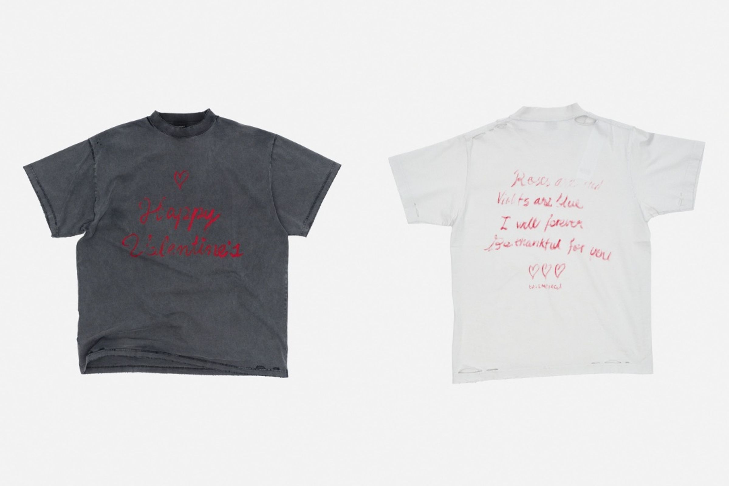 BALENCIAGA情人節限定系列T-shirt共有黑白兩色，正面以手寫體印製「Happy Valentine's Day」，背面為一首情詩。各NT$19,500（BALENCIAGA提供）