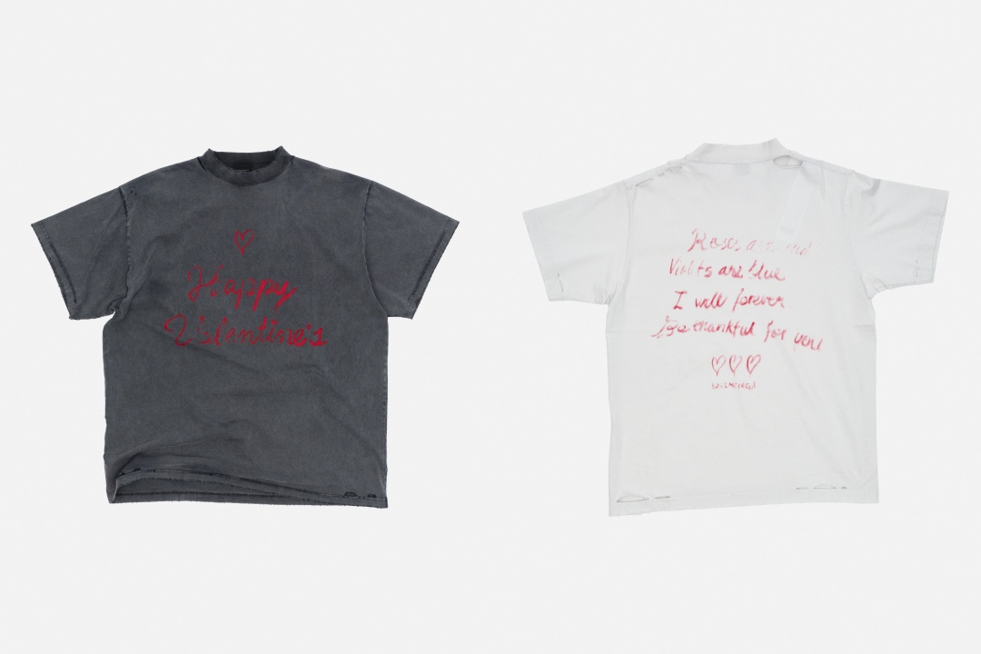 BALENCIAGA情人節限定系列T-shirt共有黑白兩色,正面以手寫體印製「Happy Valentine's Day」,背面為一首情詩。各NT$19,500(BALENCIAGA提供)