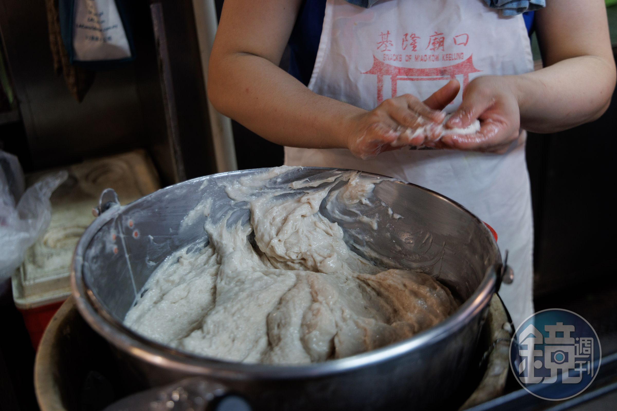 天婦羅的製作需要分工合作，一人負責抓魚漿拋進油鍋。