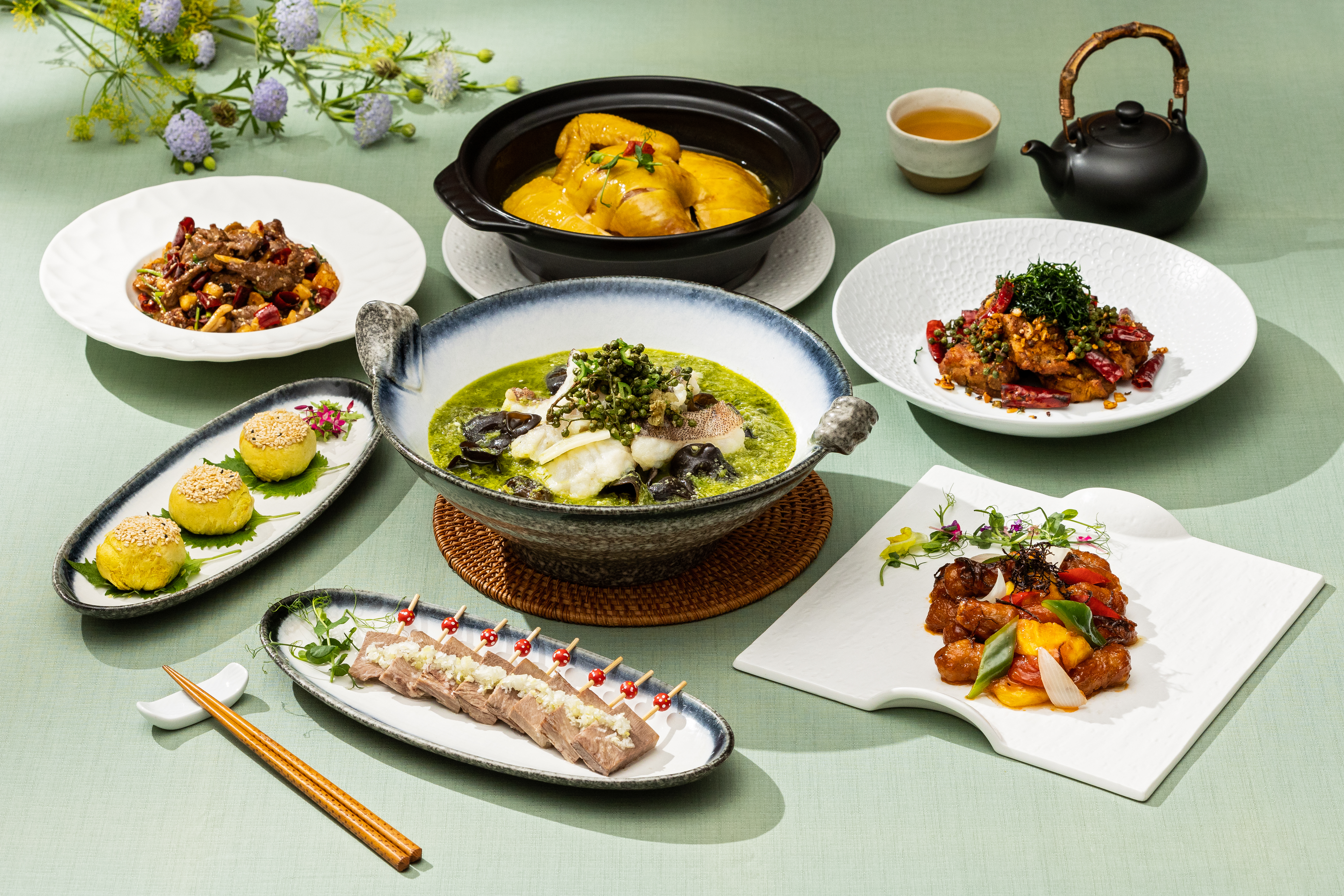 「國賓中餐廳」三位重磅級主廚推出「舌尖旅行」，將中式菜色轉變多元融合，感受各地風情。