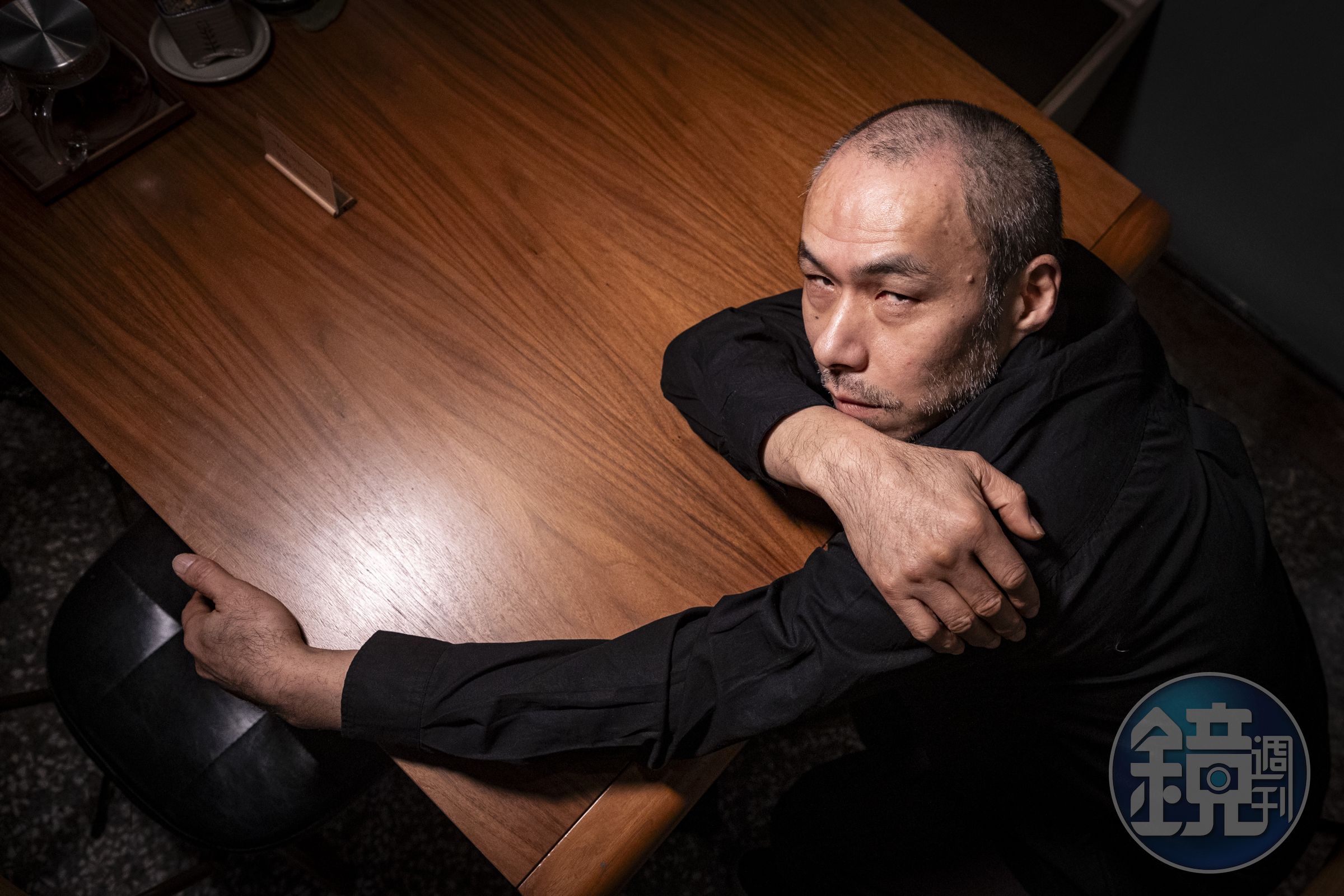 雖然說話溫吞,但導演只要看到鏡頭,拍過百餘部粉紅電影的肌肉記憶甦醒,嫵媚又銳利的眼神立刻給出來。