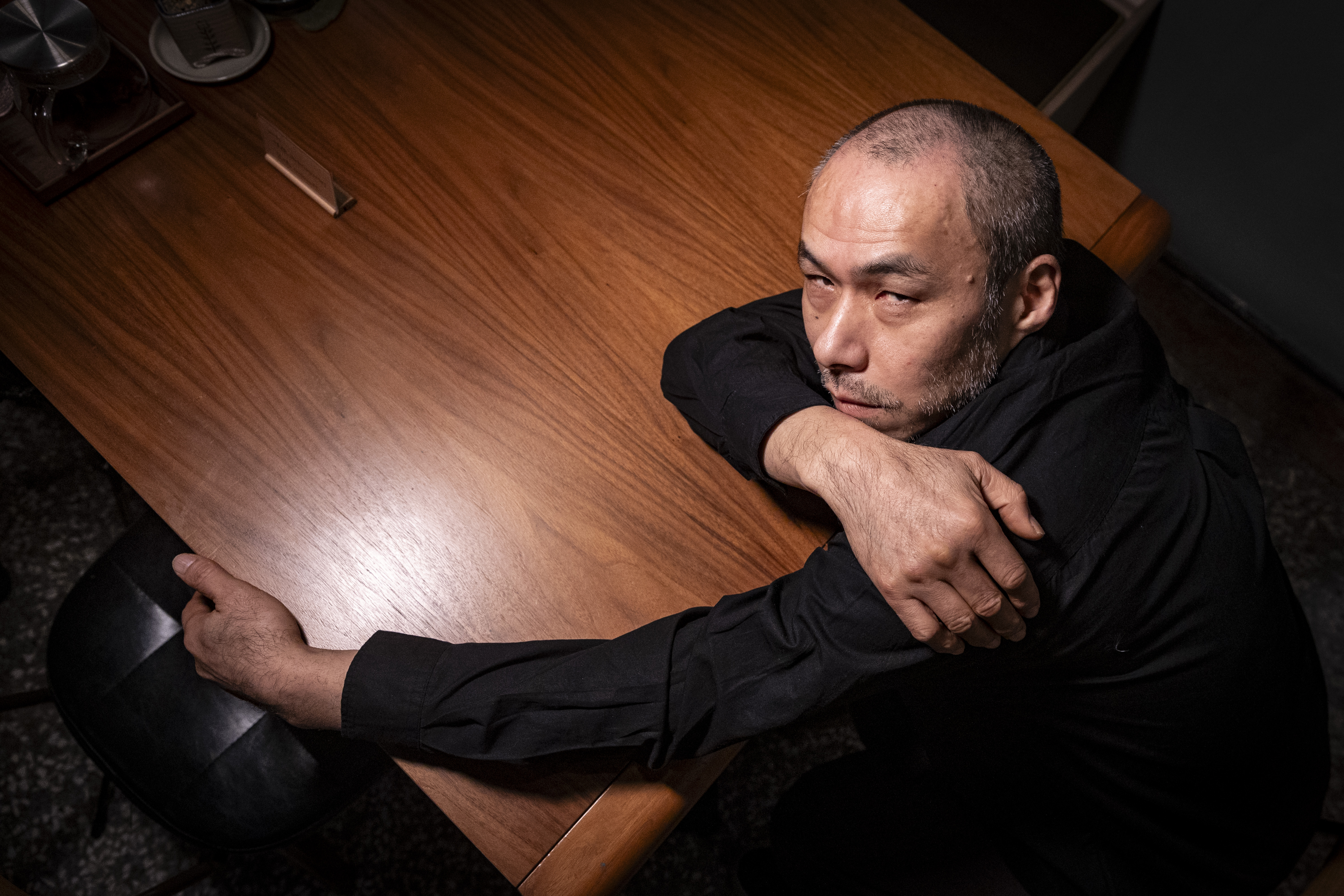 雖然說話溫吞，但導演只要看到鏡頭，拍過百餘部粉紅電影的肌肉記憶甦醒，嫵媚又銳利的眼神立刻給出來。