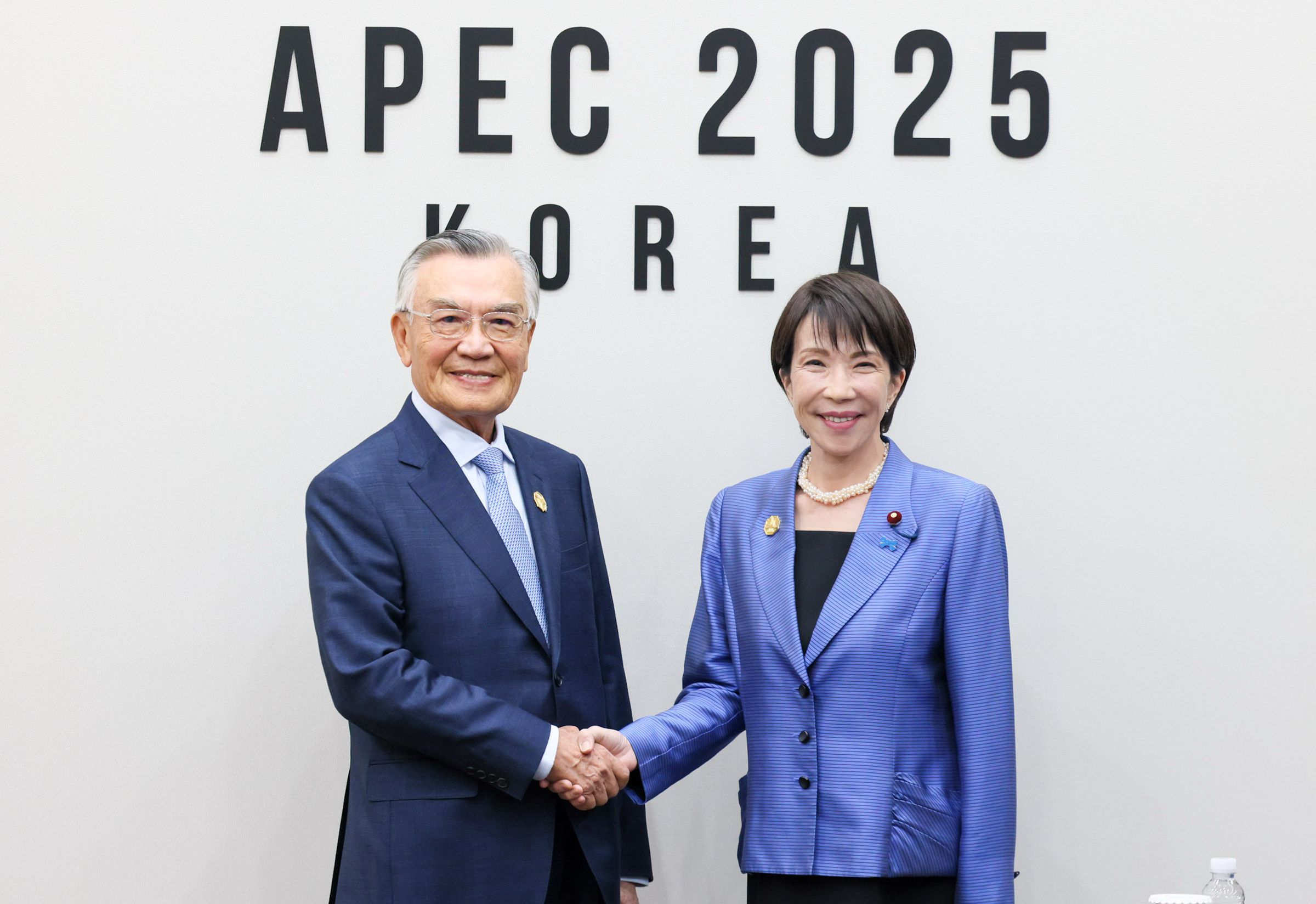 日本首相高市早苗（右）在社群發出與台灣代表林信義（左）的合照，引起中國反彈。（翻攝高市早苗X）