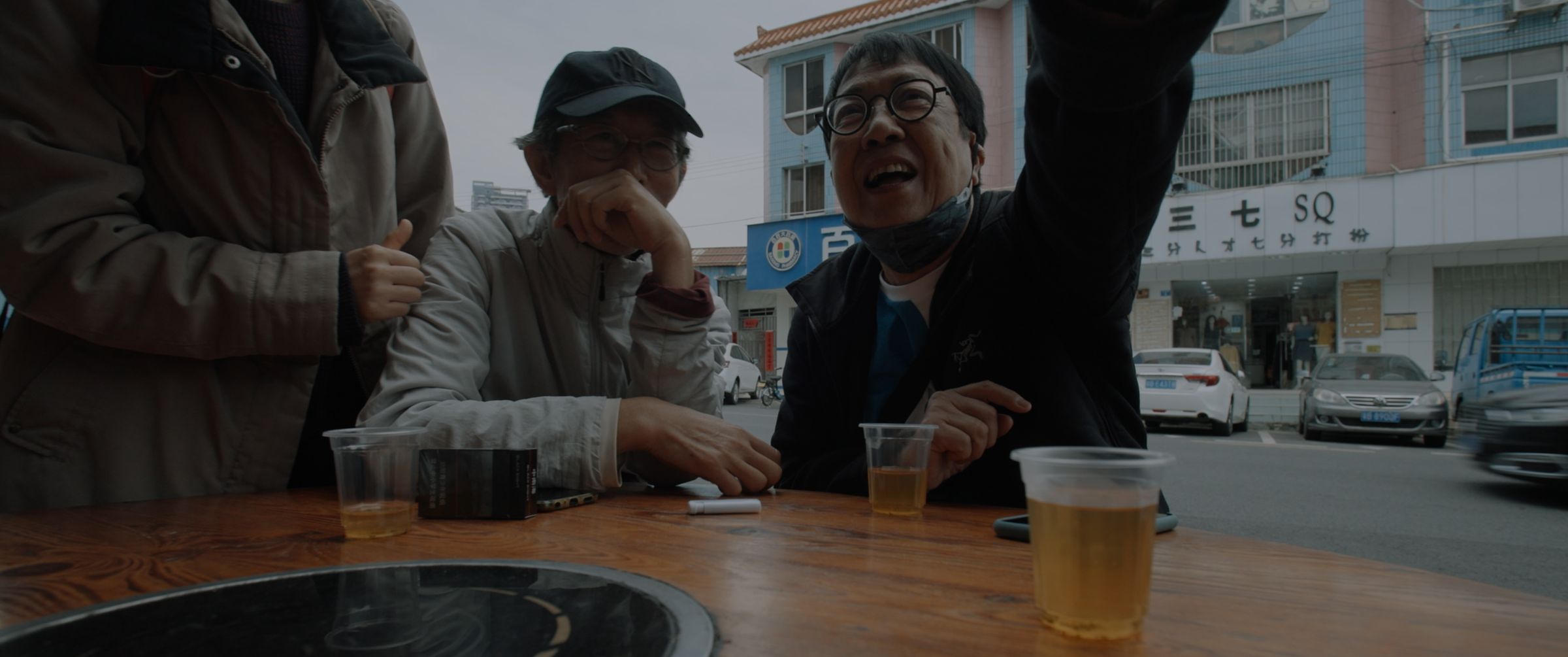 76歲的許鞍華終於圓夢拍攝關於香港詩人的故事,左為詩人黃燦然。(佳映提供)