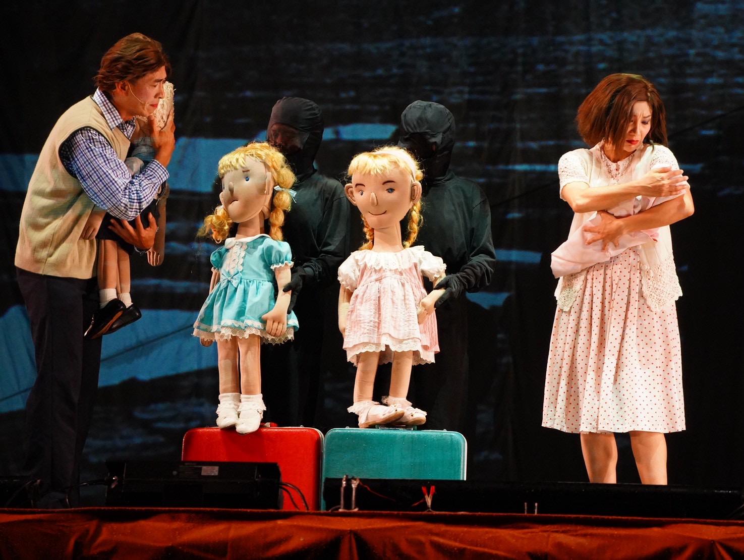 紙風車368藝術工程「永續啟航」繼續走訪全台鄉鎮，《台灣狂想曲》「後山天使」讓觀眾動容。（紙風車劇團提供）