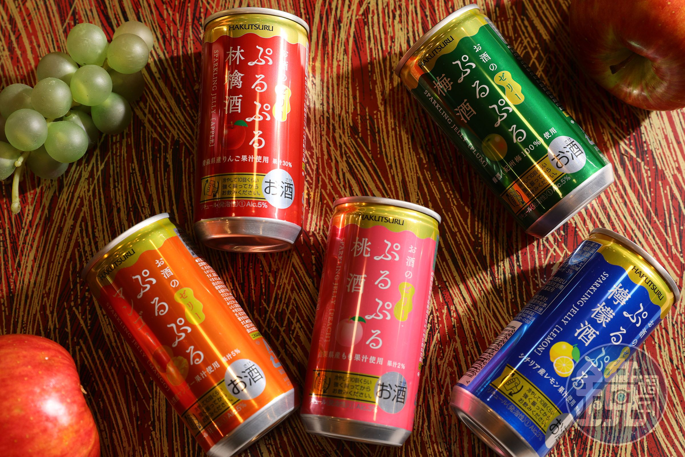 「白鶴QQ果凍酒系列」有蘋果（左上起順時針）、梅酒、檸檬、桃酒、芒果等5種口味。（皆79元／瓶）