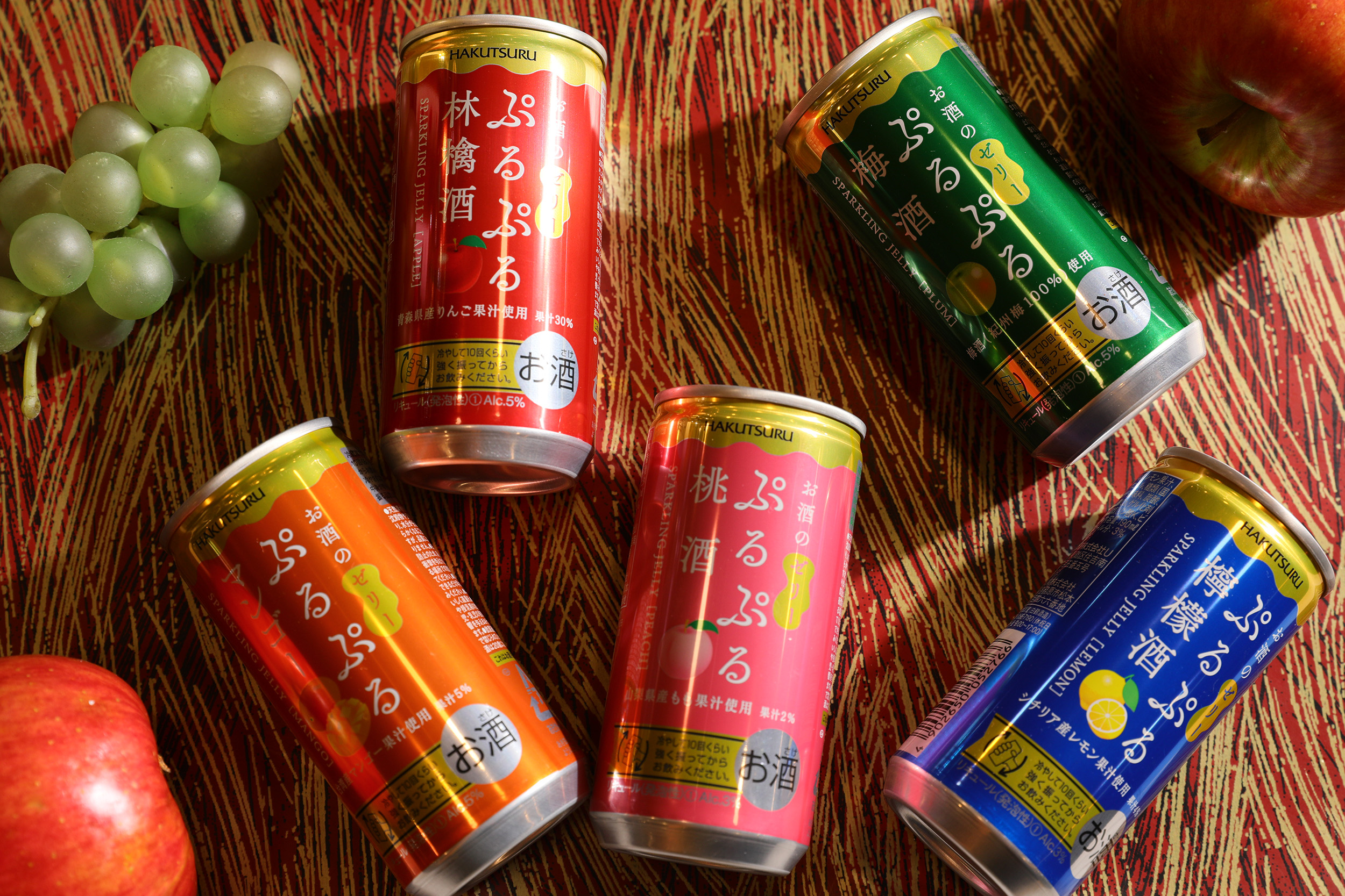 「白鶴QQ果凍酒系列」有蘋果（左上起順時針）、梅酒、檸檬、桃酒、芒果等5種口味。（皆79元／瓶）