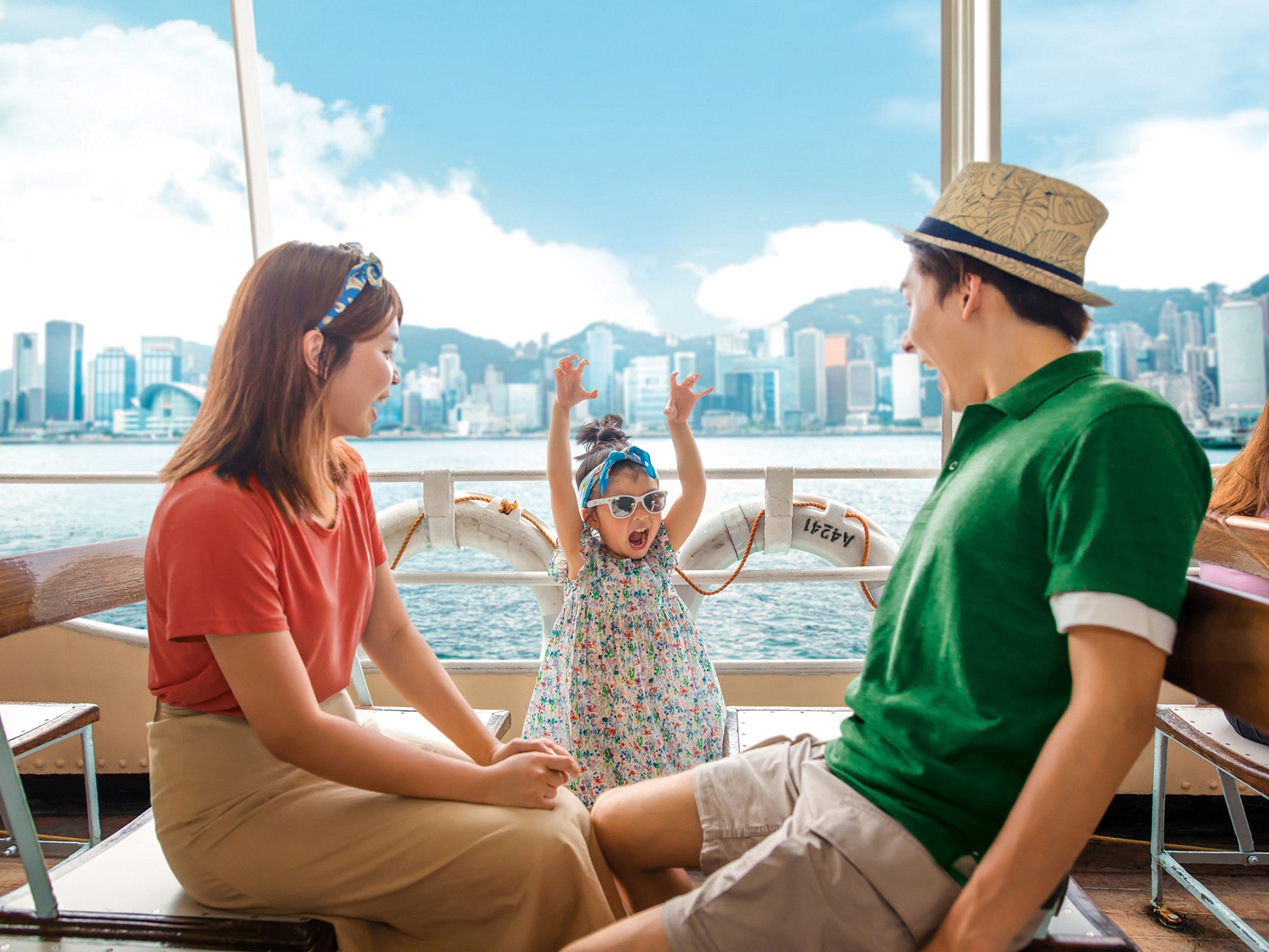 歷史悠久的天星小輪絕對是親子享受維多利亞港夜景的最佳選擇。(香港旅遊發展局提供)