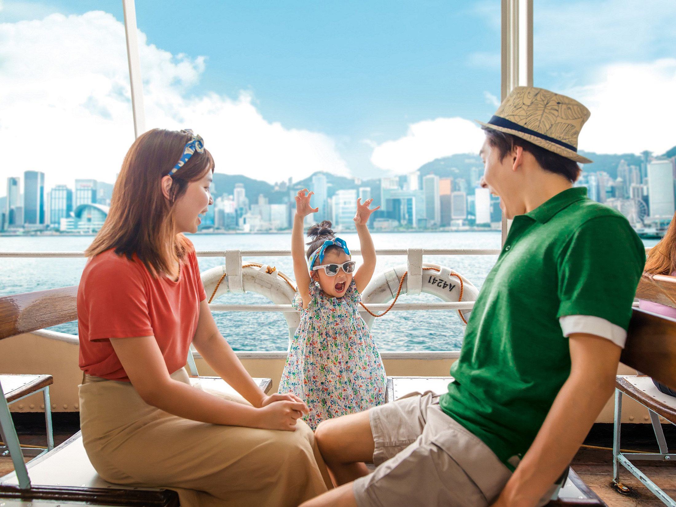 歷史悠久的天星小輪絕對是親子享受維多利亞港夜景的最佳選擇。(香港旅遊發展局提供)