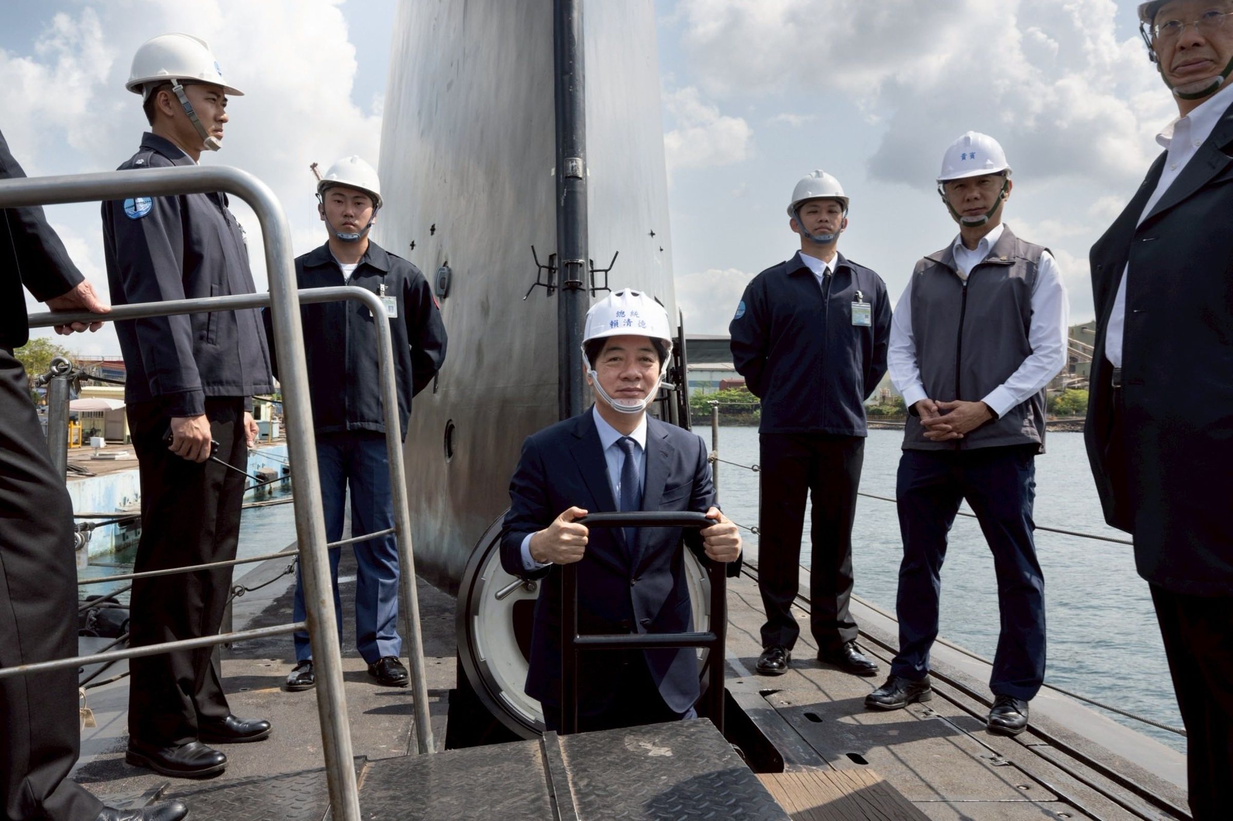 海鯤號原定去年11月底交艦,進度卻一延再延。(圖為總統賴清德年初赴高雄視察海鯤號,總統府提供)